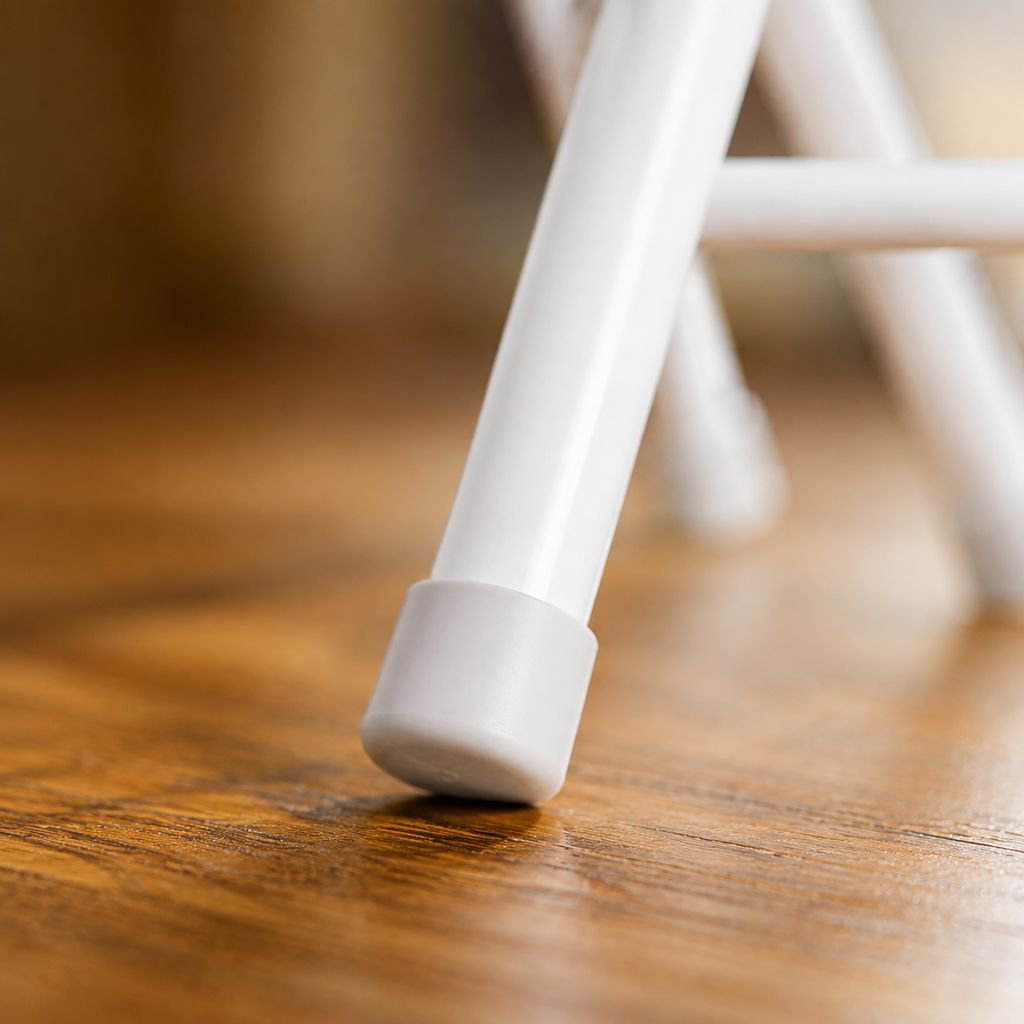 Durable folding chair suitable for dining and study