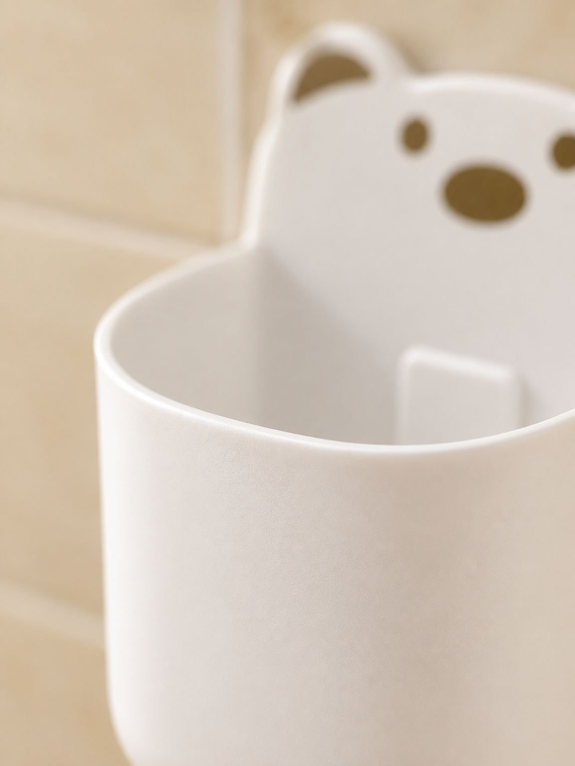 Organizador de pared con forma de oso lindo instalado en habitación infantil