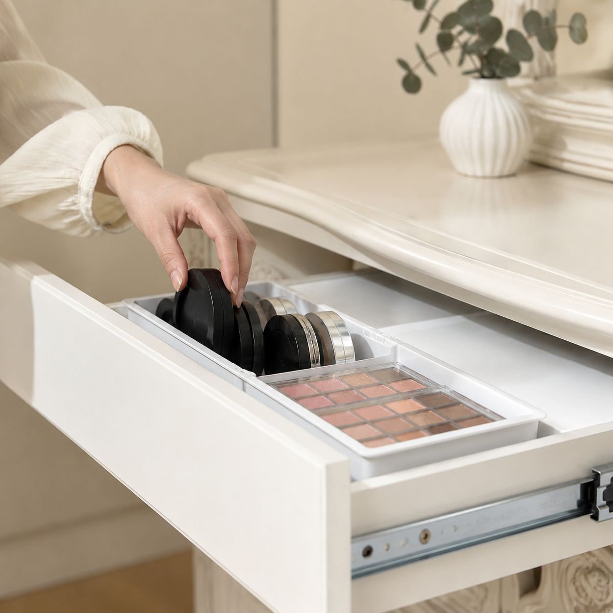 Boîte de rangement extensible installée dans un tiroir