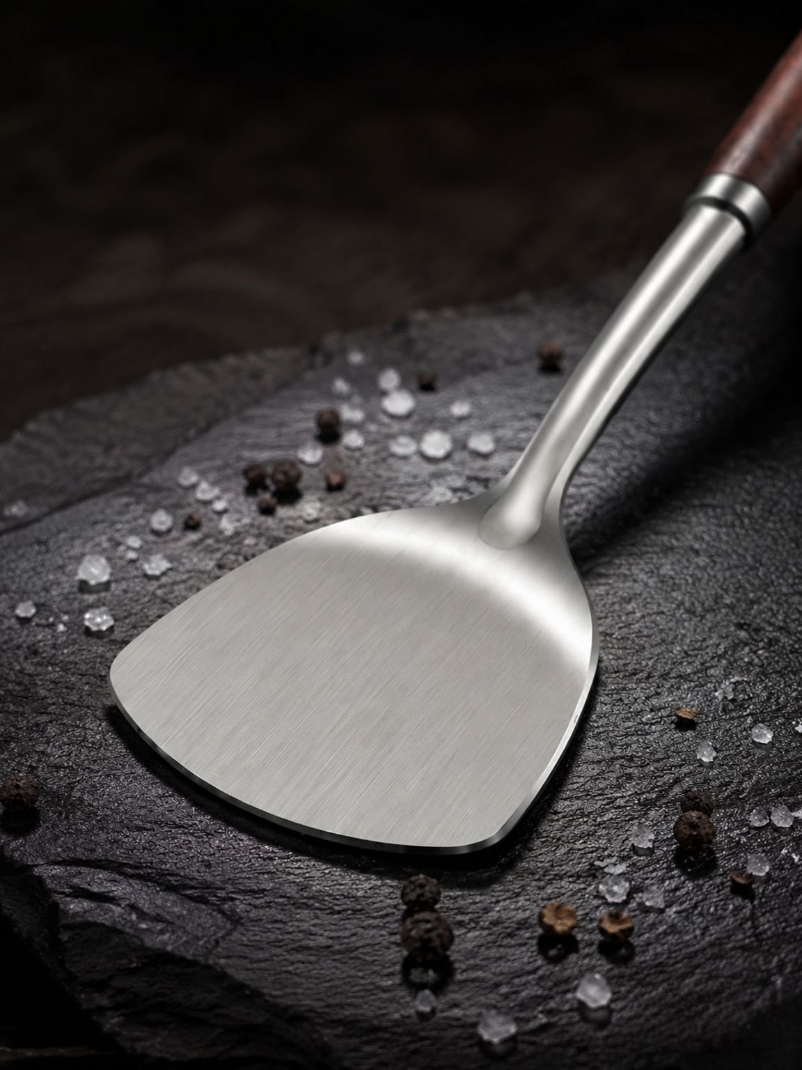 Espátula de acero inoxidable engrosada para cocinar.