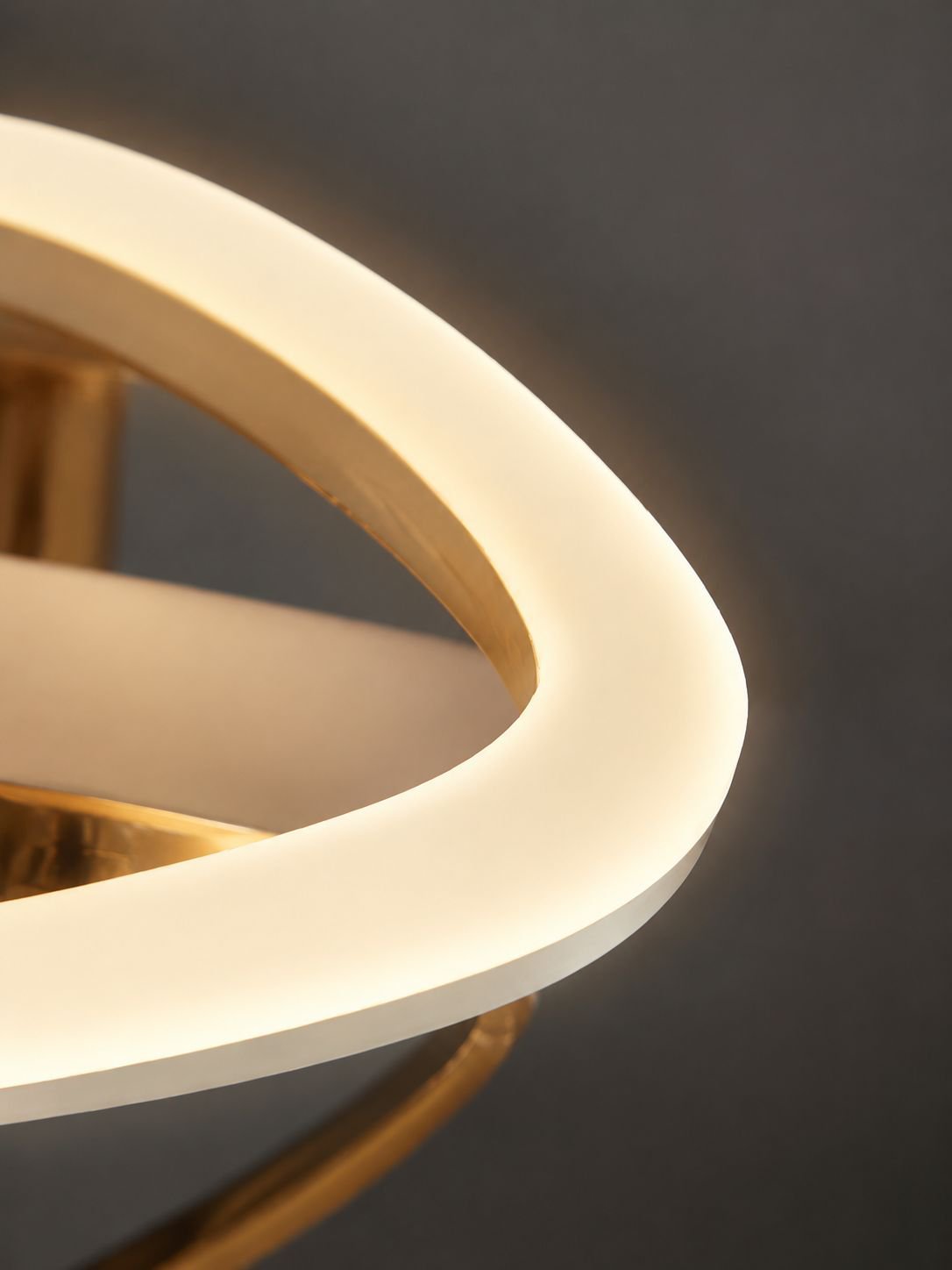 Lámpara de techo minimalista iluminando oficina moderna