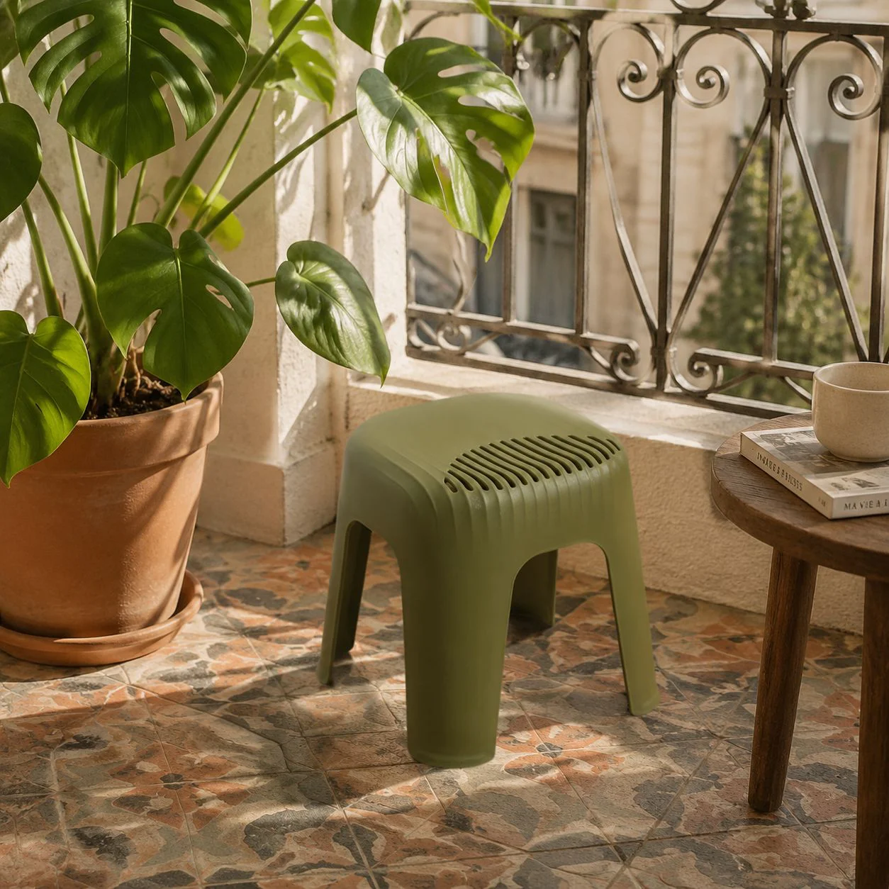Tabouret plastique empilable antidérapant
