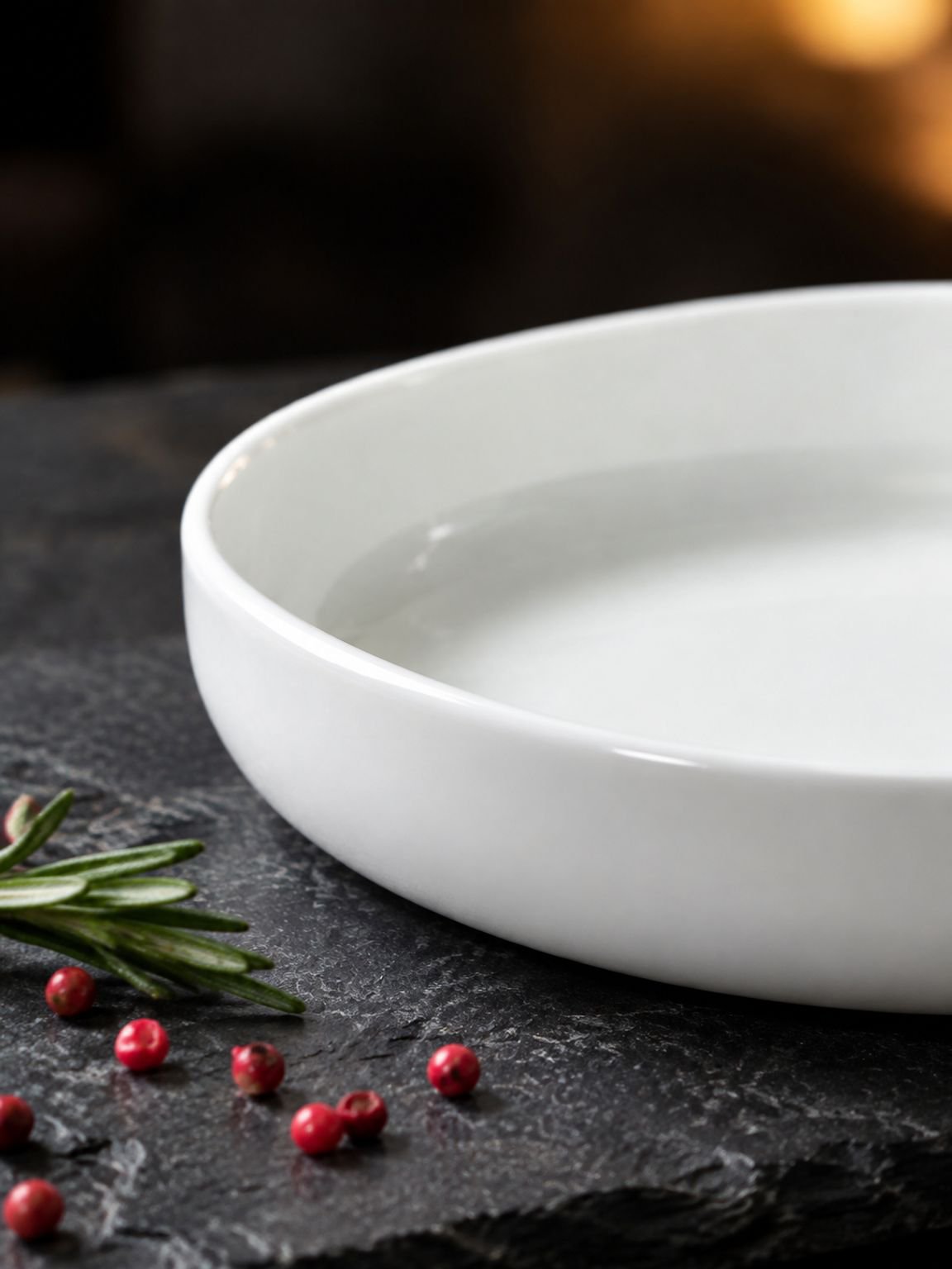 Plato de cerámica blanco puro con comida servida