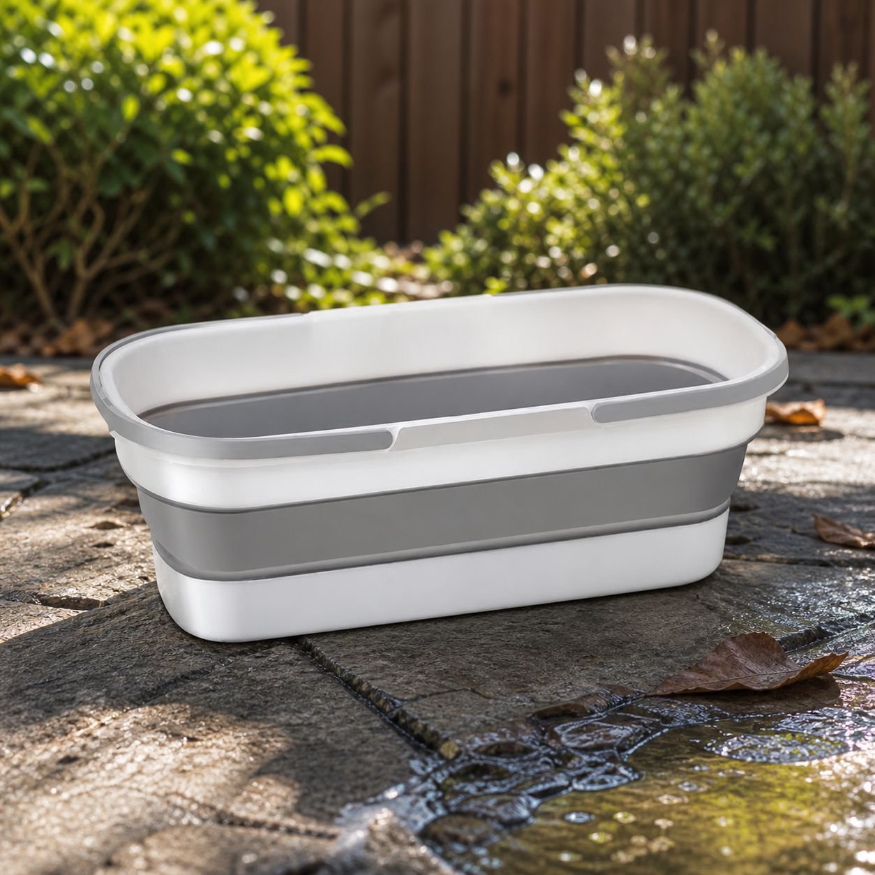 Easy-to-carry foldable mop bucket for efficient cleaning