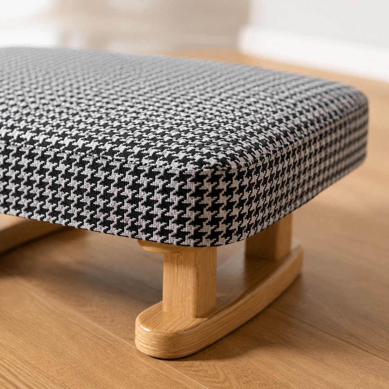 Stilvoller Hocker für den Flur aus hochwertigen Materialien