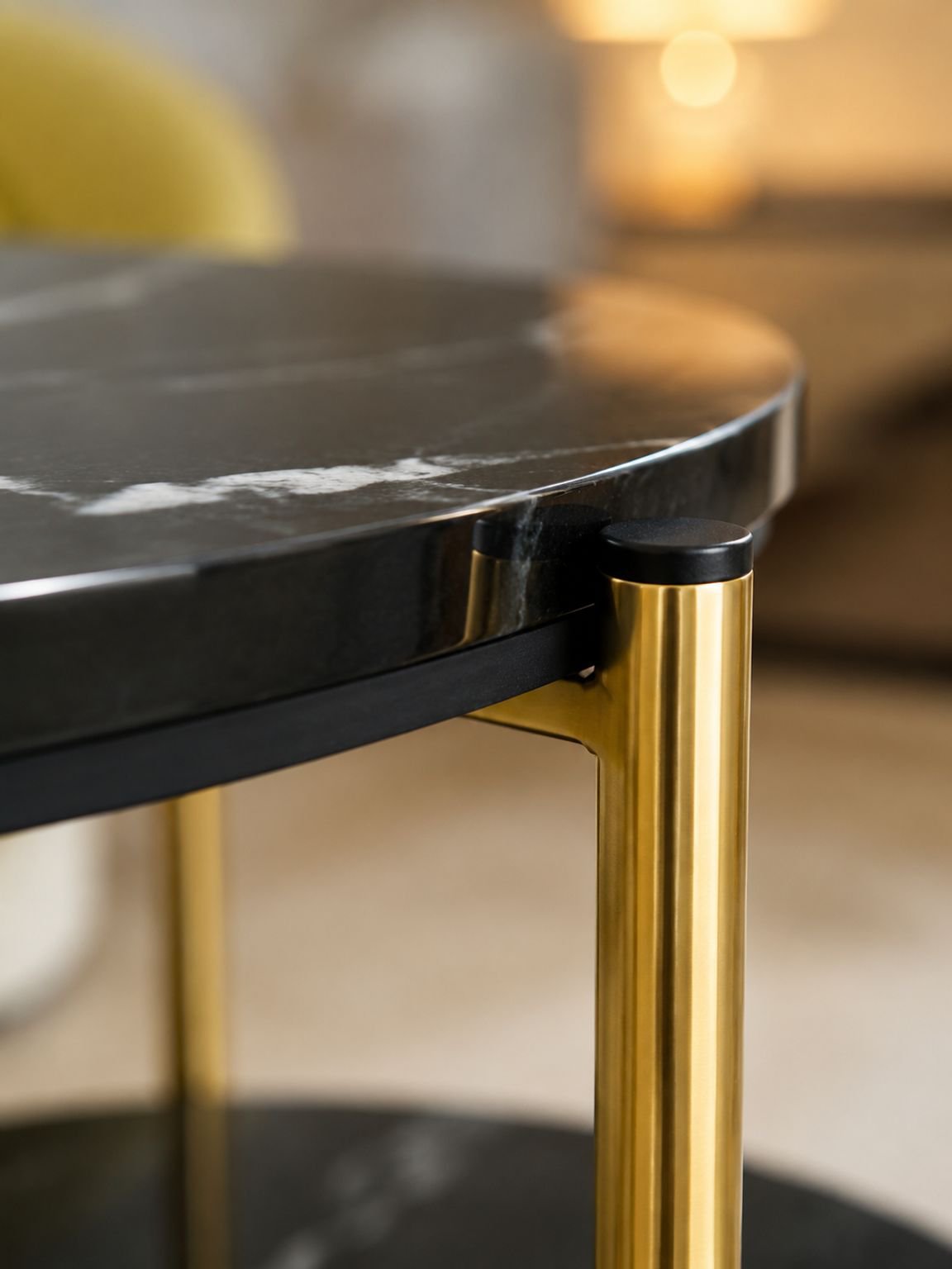 Sofá minimalista, mesa de centro para sala de estar
