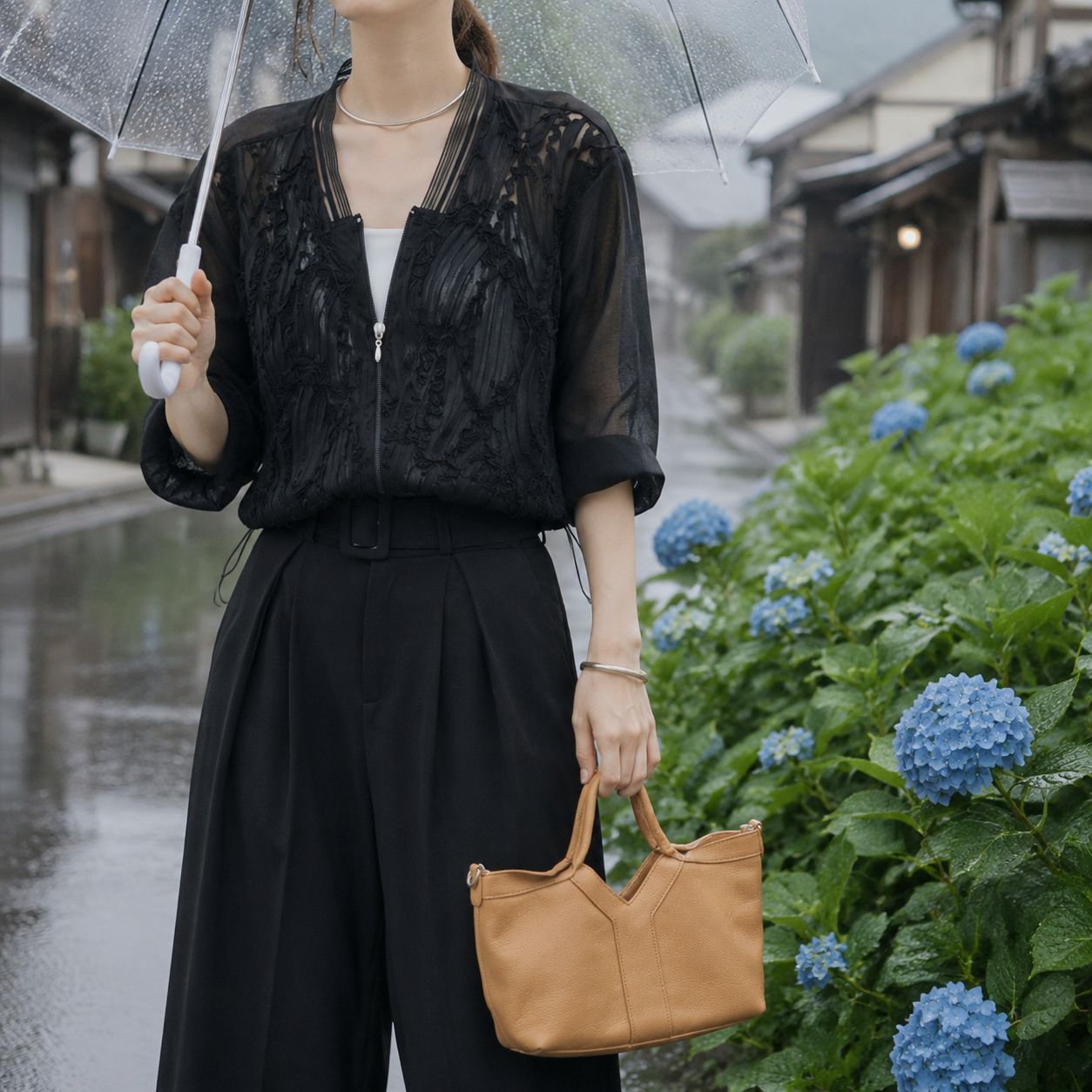透け感のある素材を使用したベースボールトップス