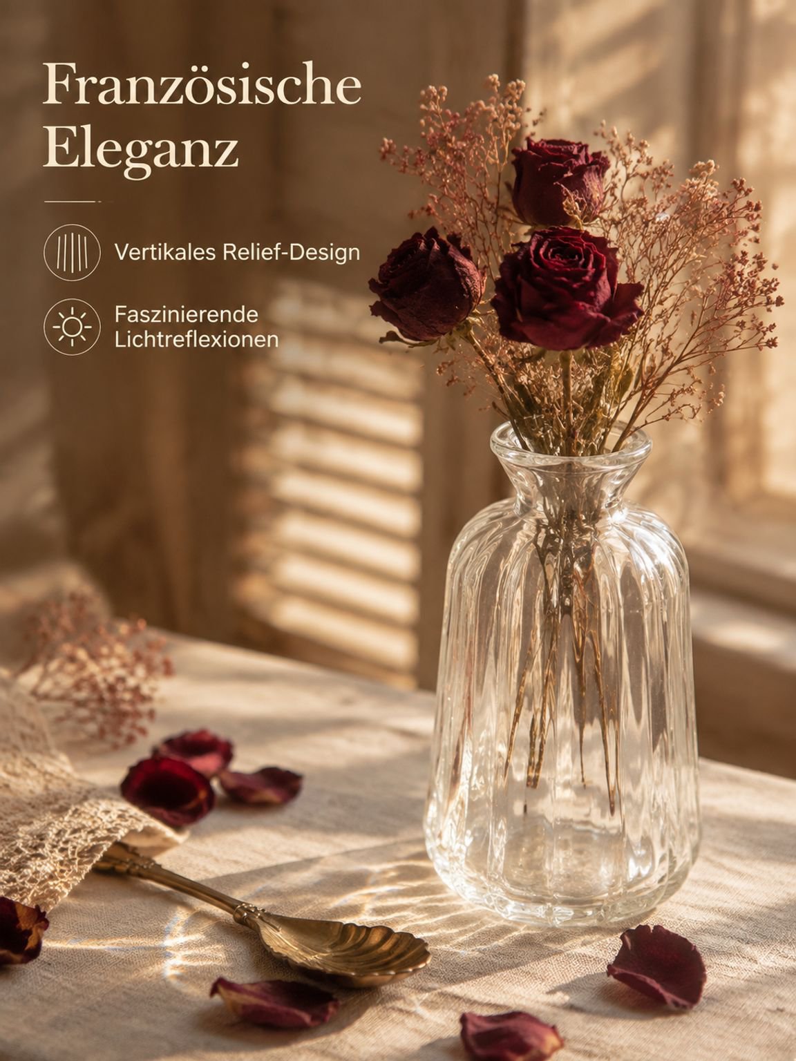 Dekorative Tischvase im französischen Retro-Stil auf einem eleganten Tisch