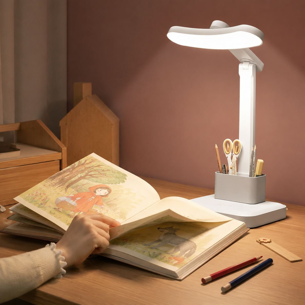 Kinder beim Lernen mit augenschonender LED Lampe