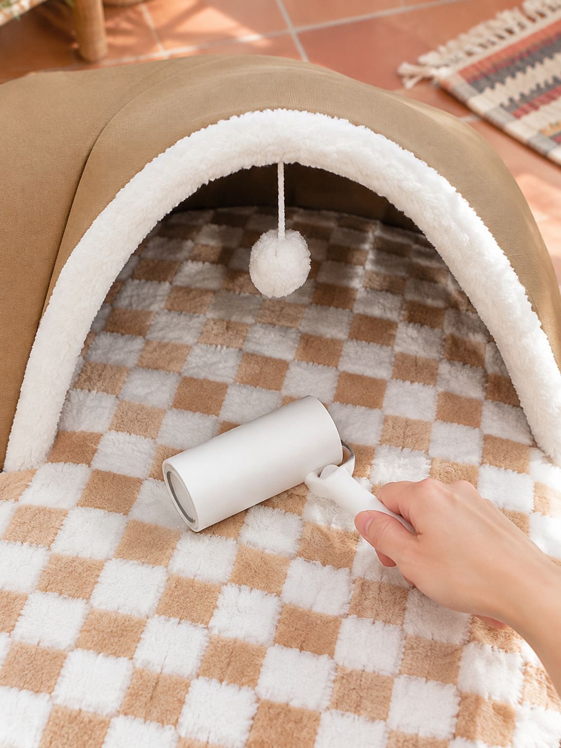 Cama integrada en cueva para gatos, perfecta para momentos de descanso