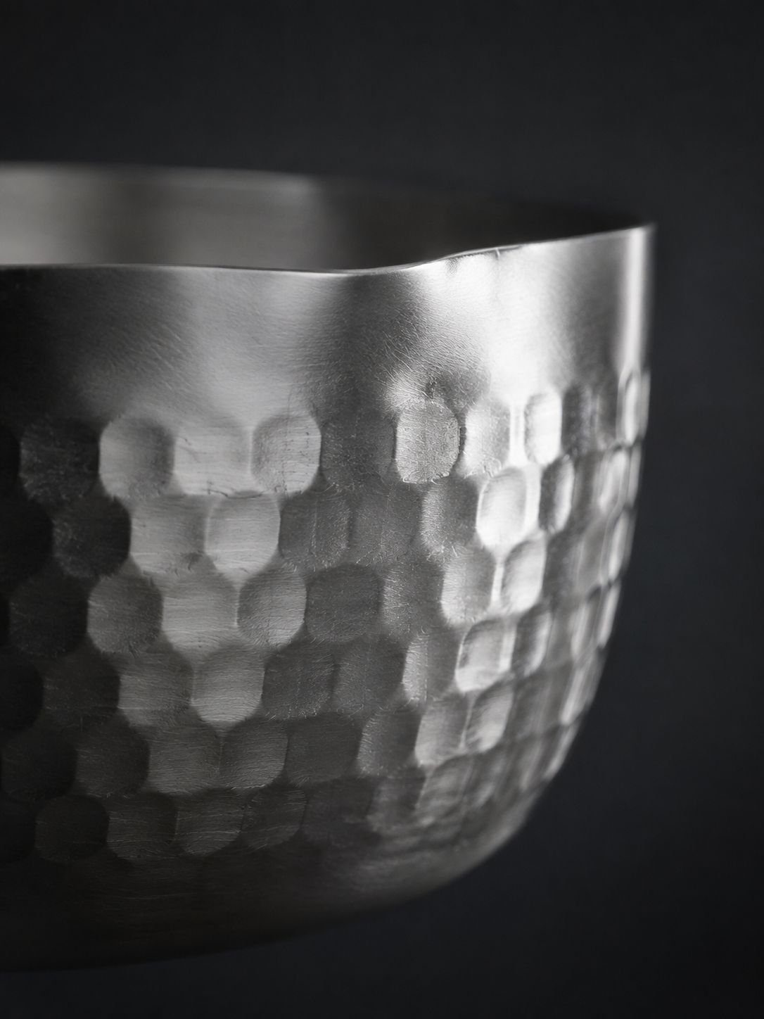 Unbehandelter Metalltopf im modernen Stil