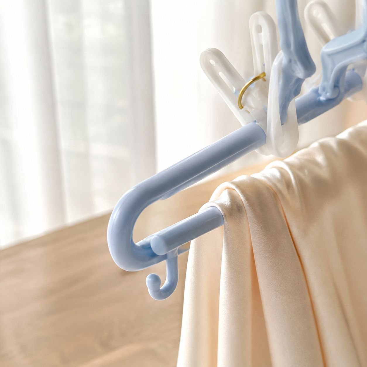 Durable windproof clothes hanger with strong clips