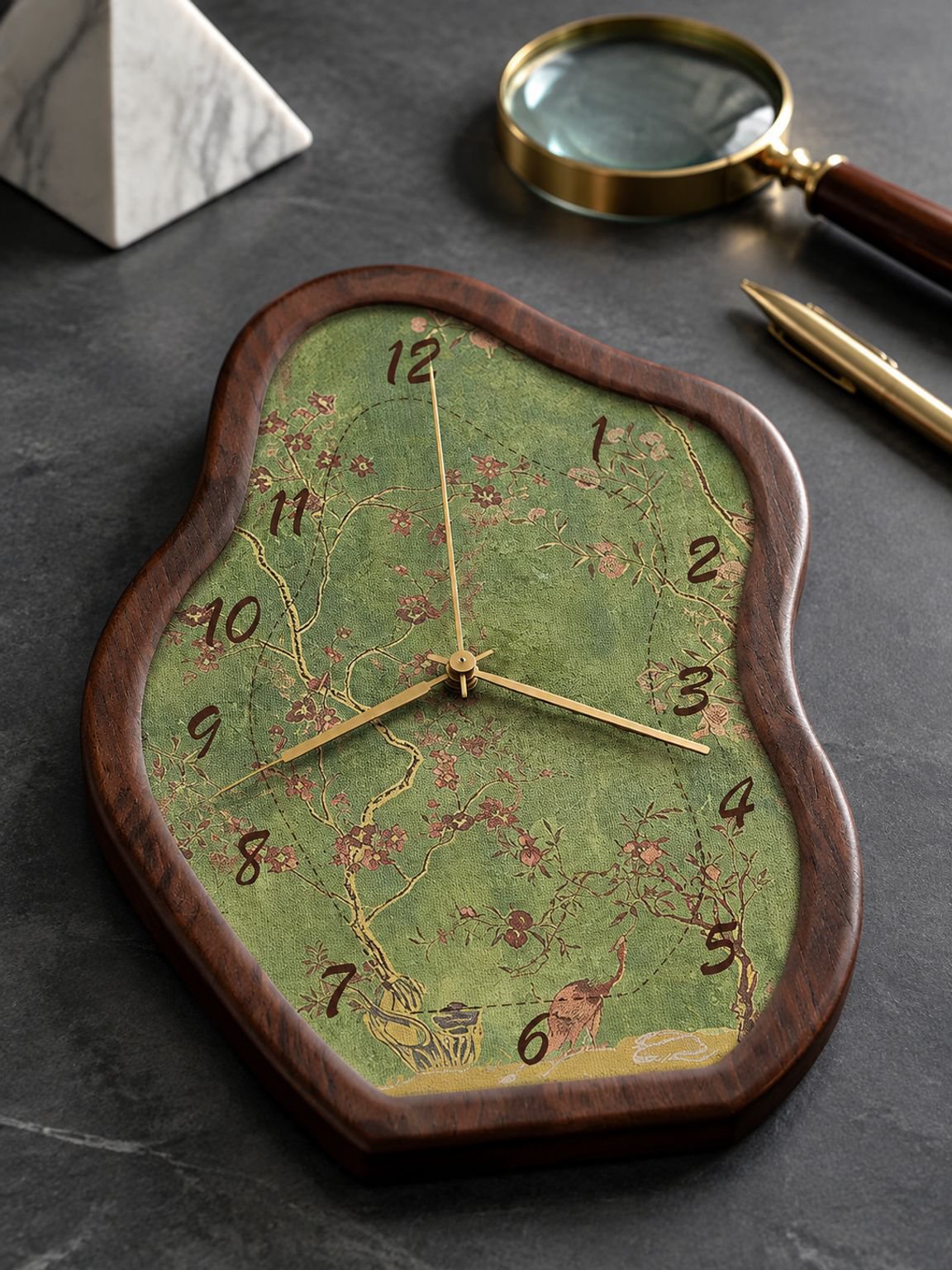 Detalle del paisaje verde en reloj de mesa decorativo