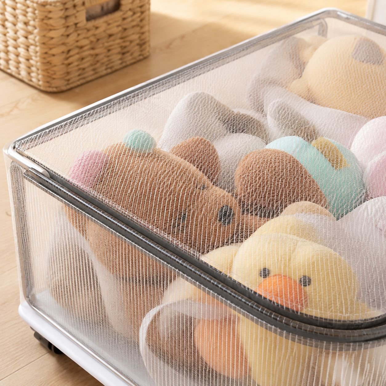 Rolling storage box for clothes and bedding