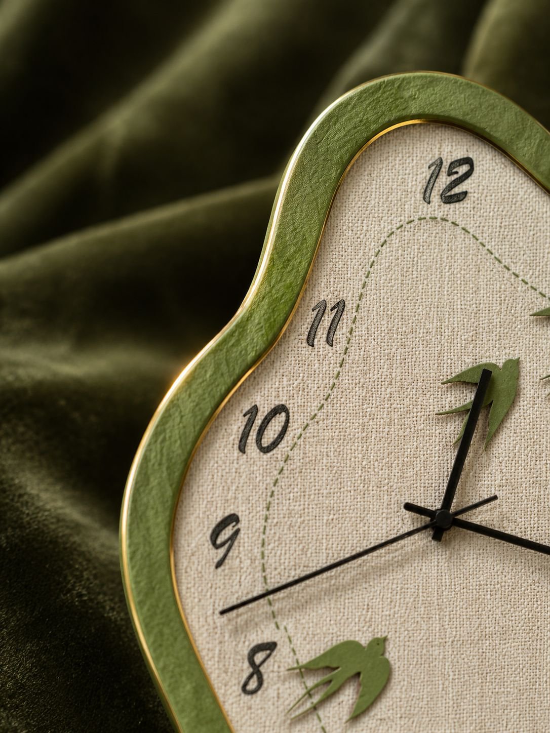 Reloj decorativo de sobremesa con paisaje verde