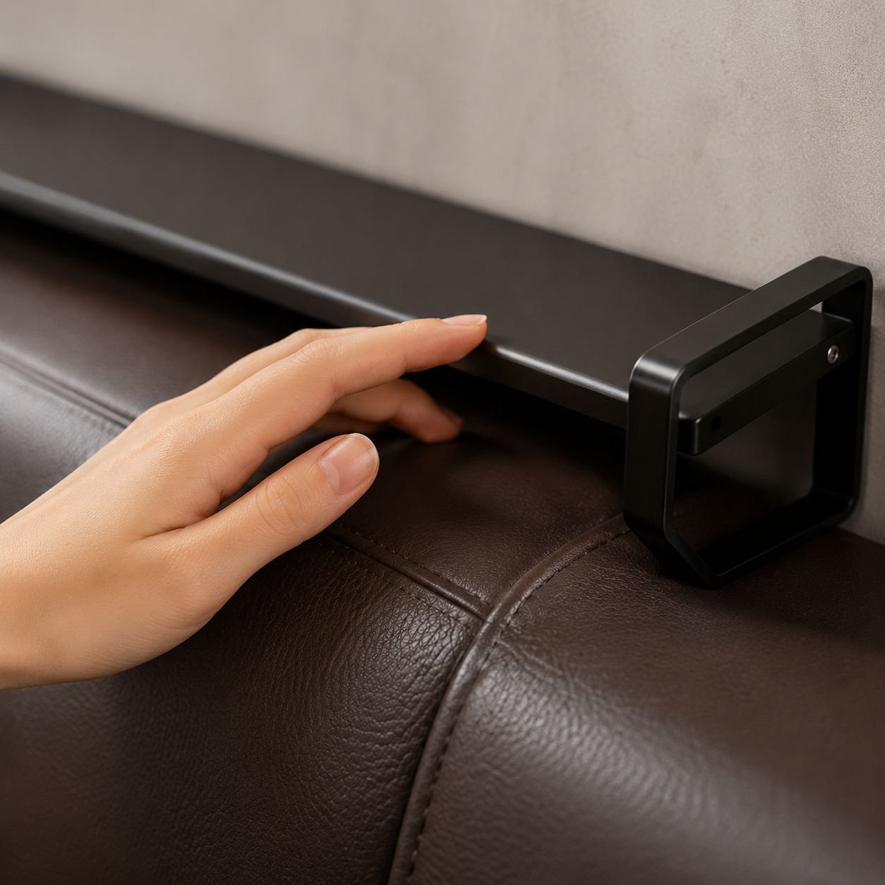 Easy-to-install wall shelf for small spaces