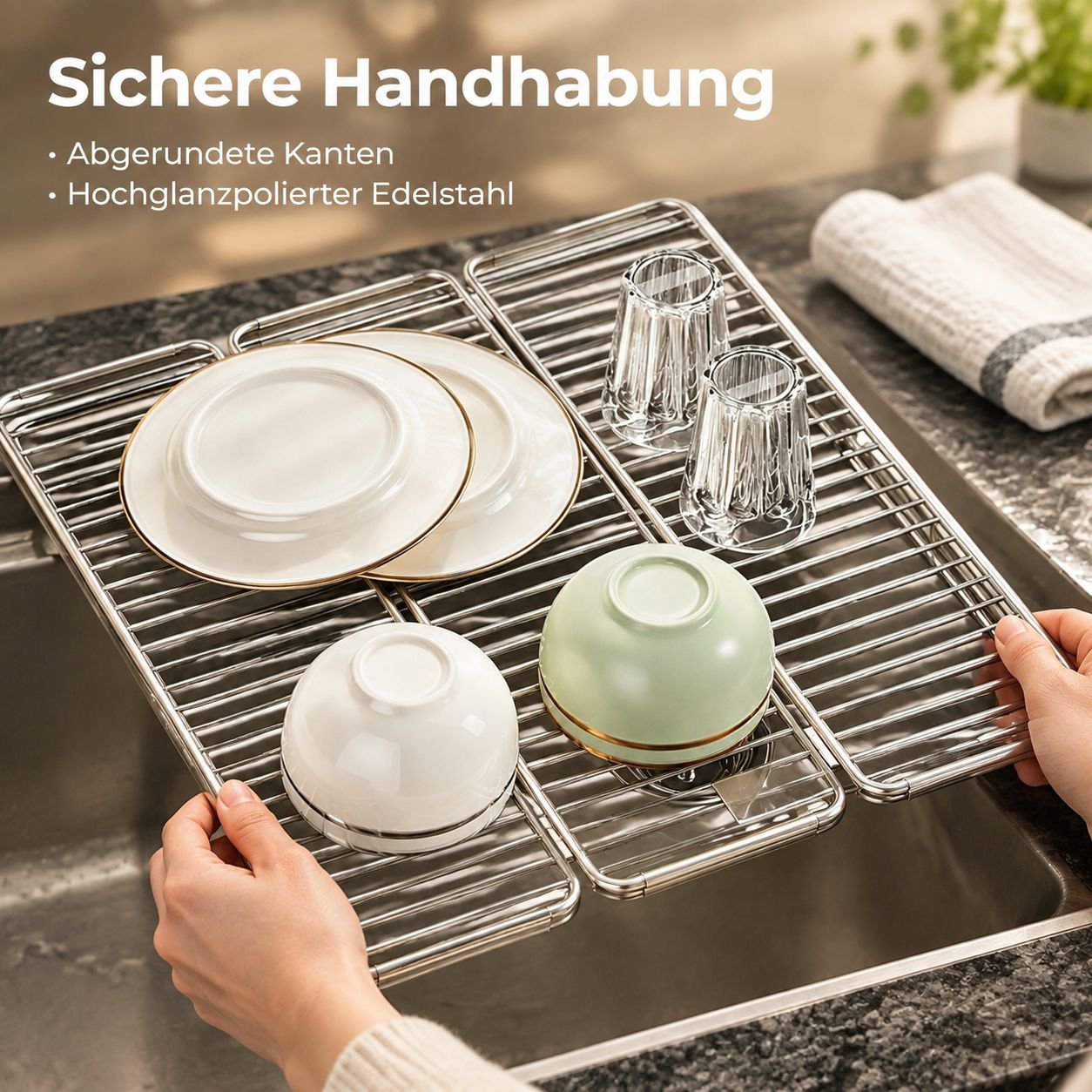 Edelstahl-Geschirrabtropfer mit Tellern und Besteck auf der Spüle