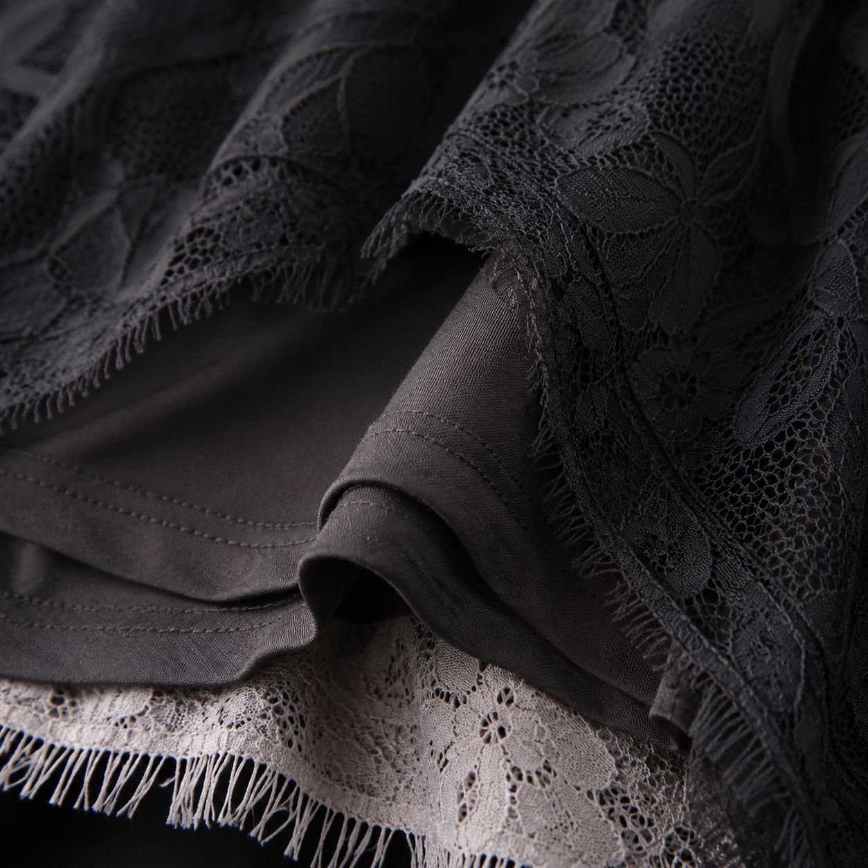 Cintura alta en pantalón-falda con borlas decorativas