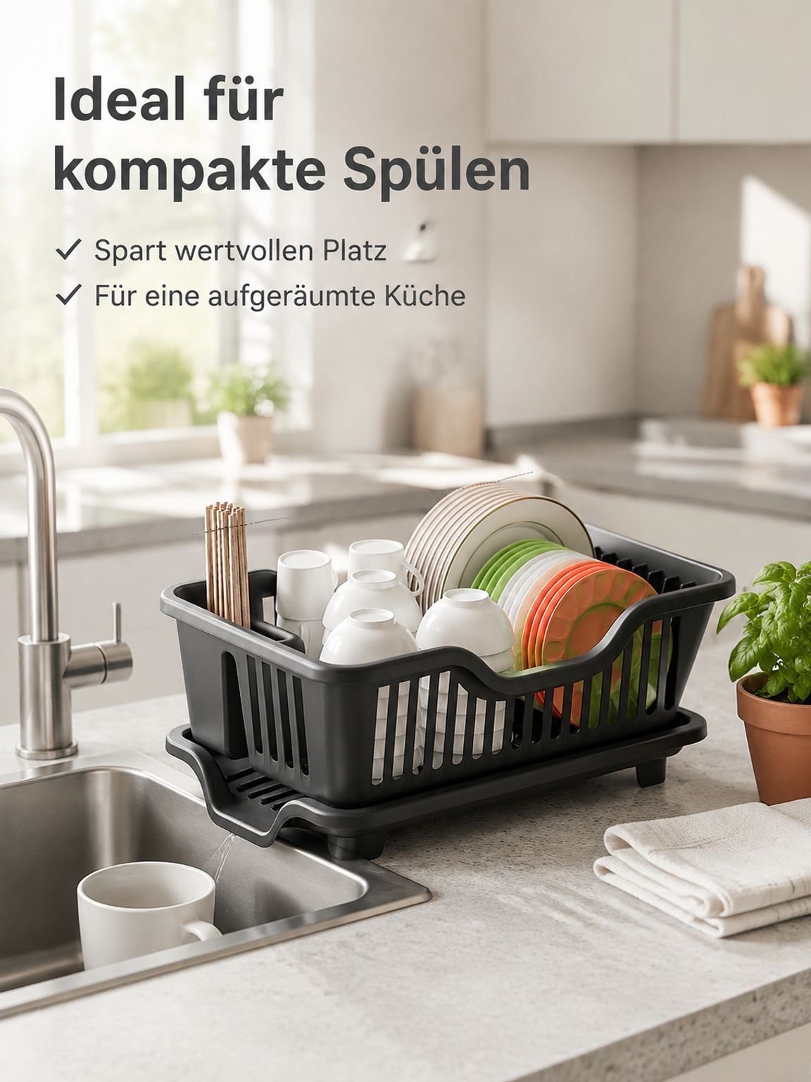 Geschirrständer mit Besteckhalter in moderner Küche