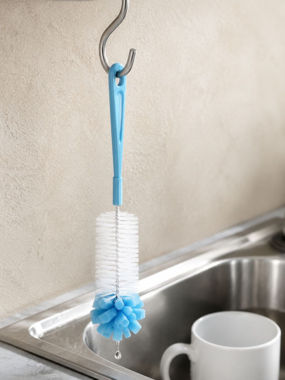 Flexible cleaning brush for hard-to-reach areas