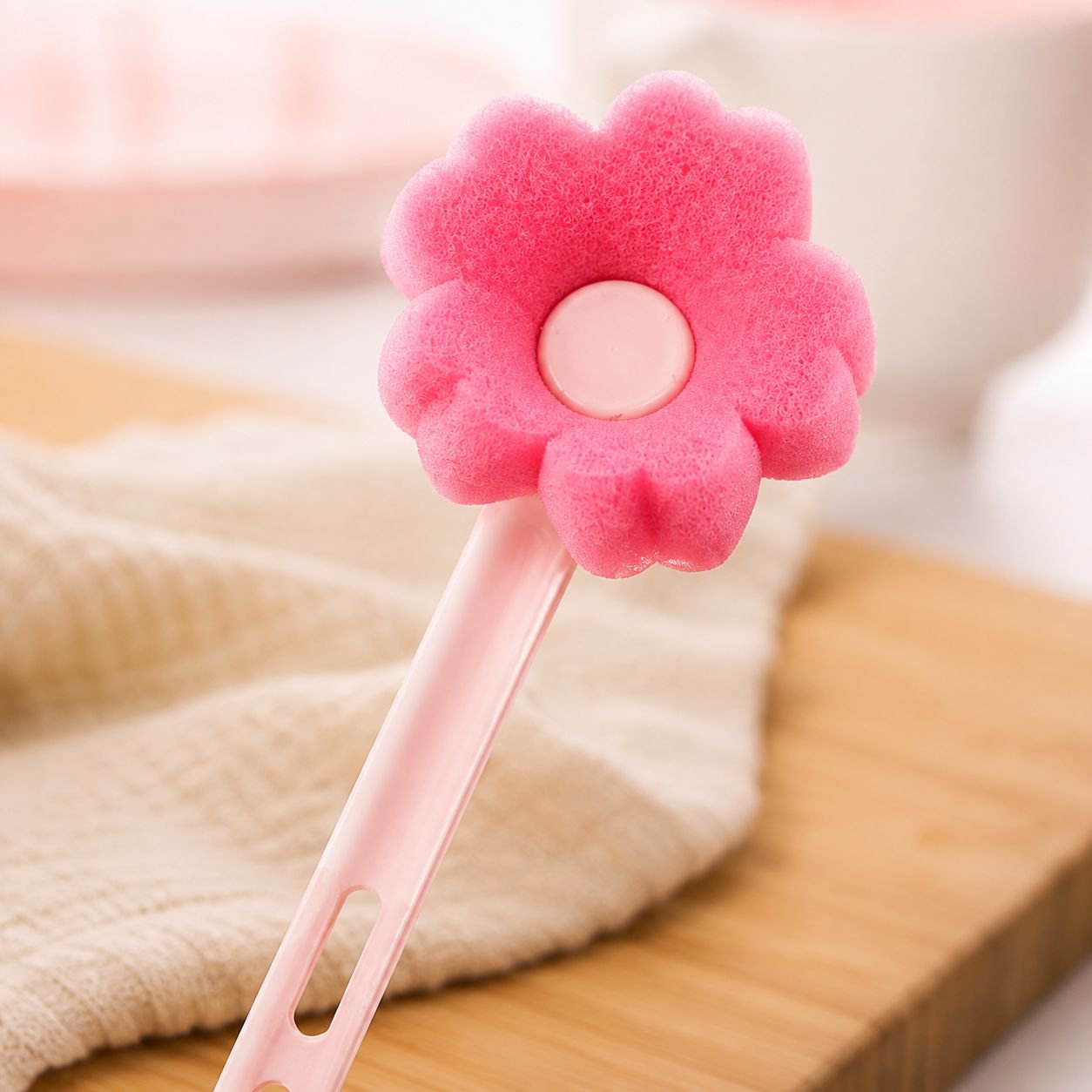 Easy-grip cleaning brush for household use
