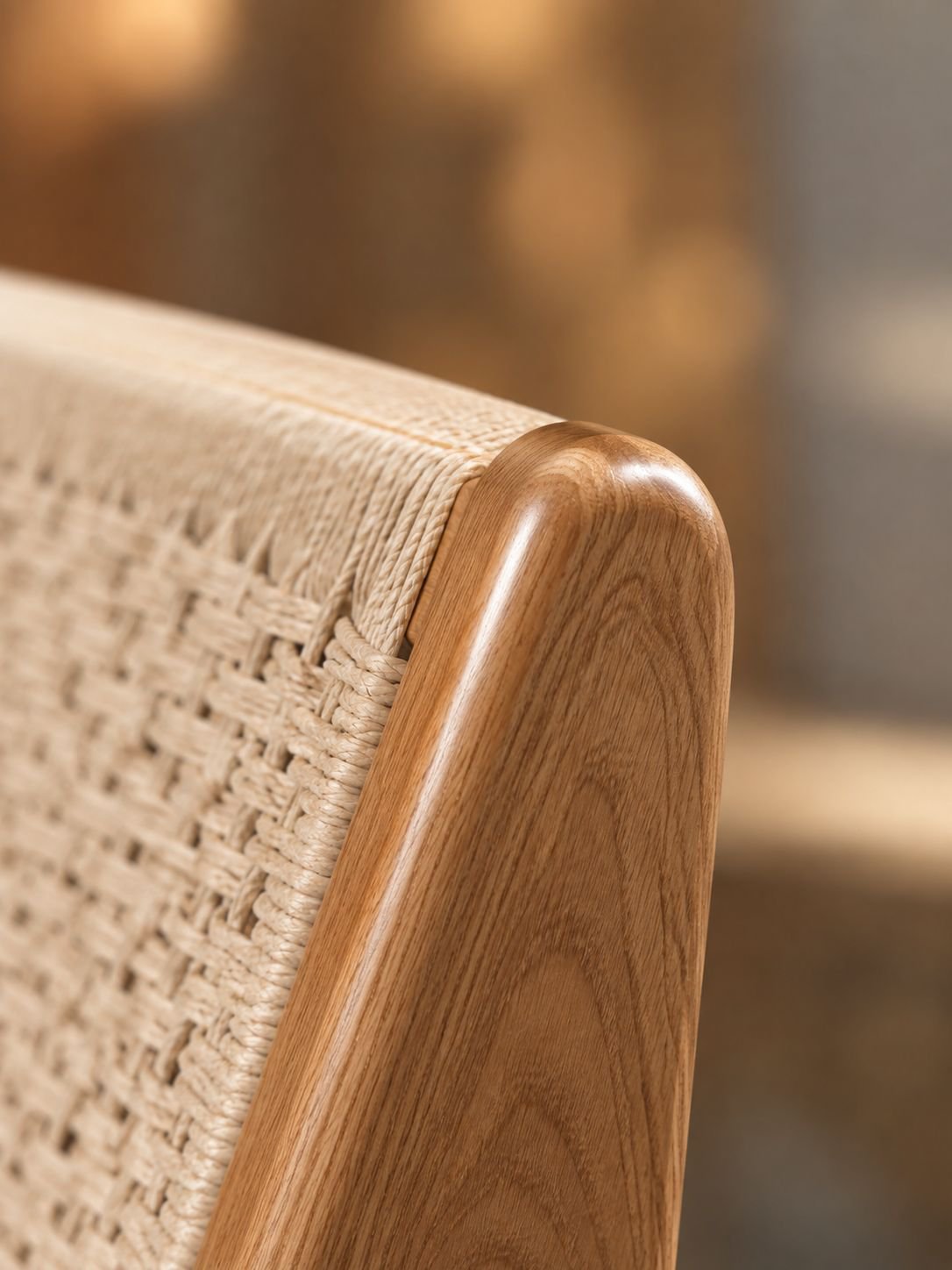 Détail de l'assise tressée du fauteuil wabi-sabi
