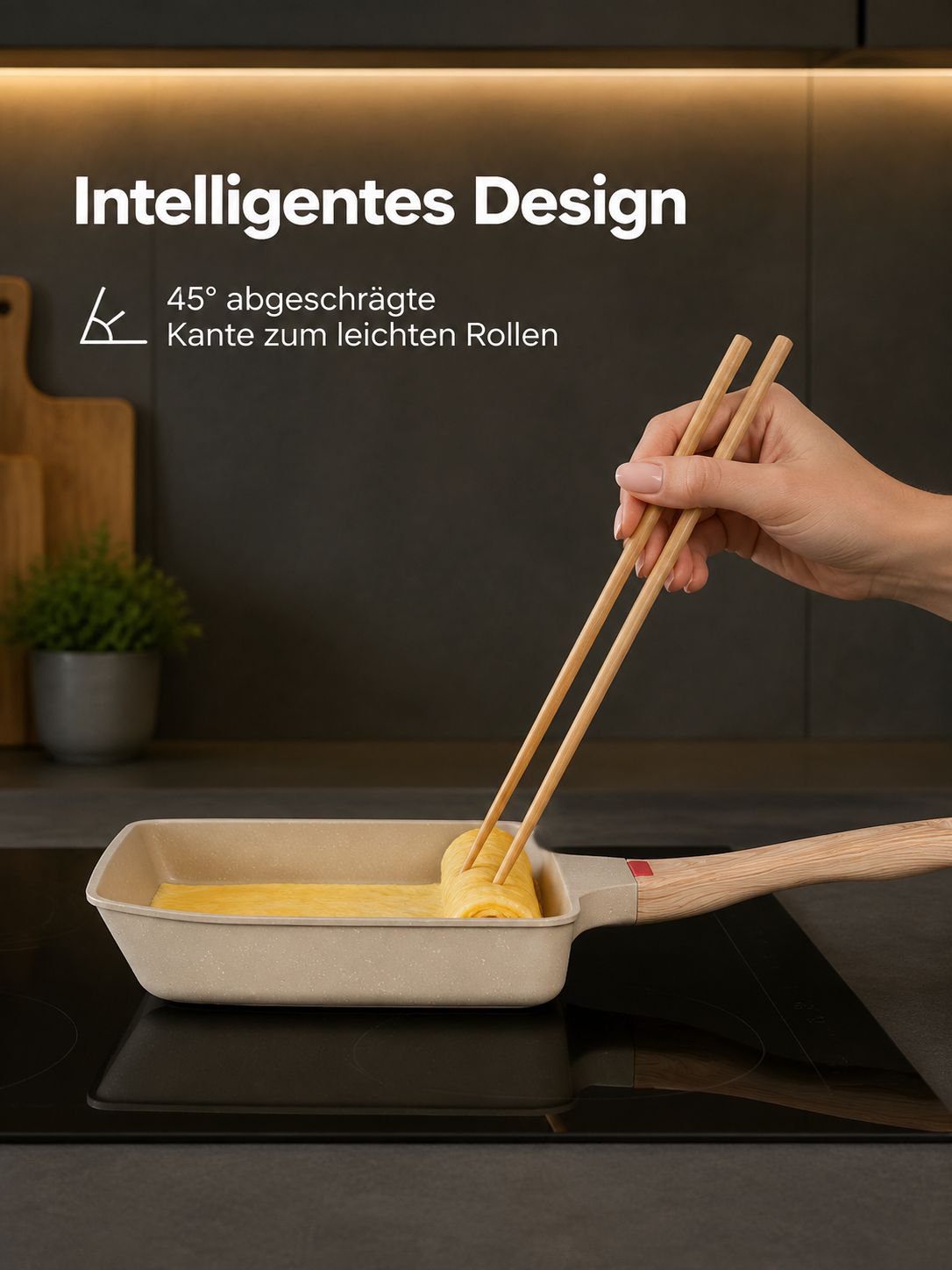 Japanische Omelettrolle frisch zubereitet in der Tamagoyaki Pfanne