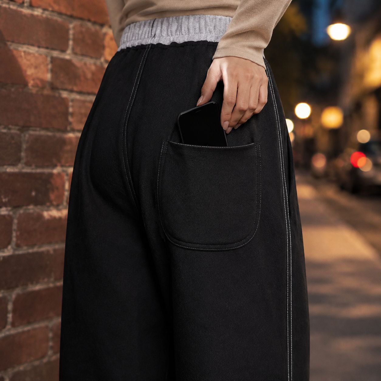 Pantalones chinos denim rectos combinados con camiseta blanca