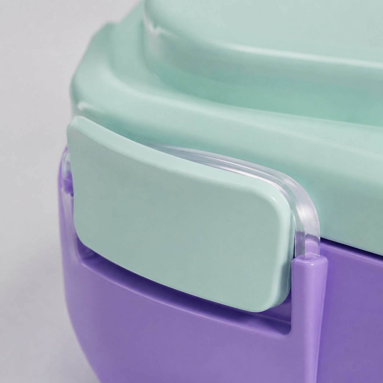 Microwave safe lunch container with secure lid
