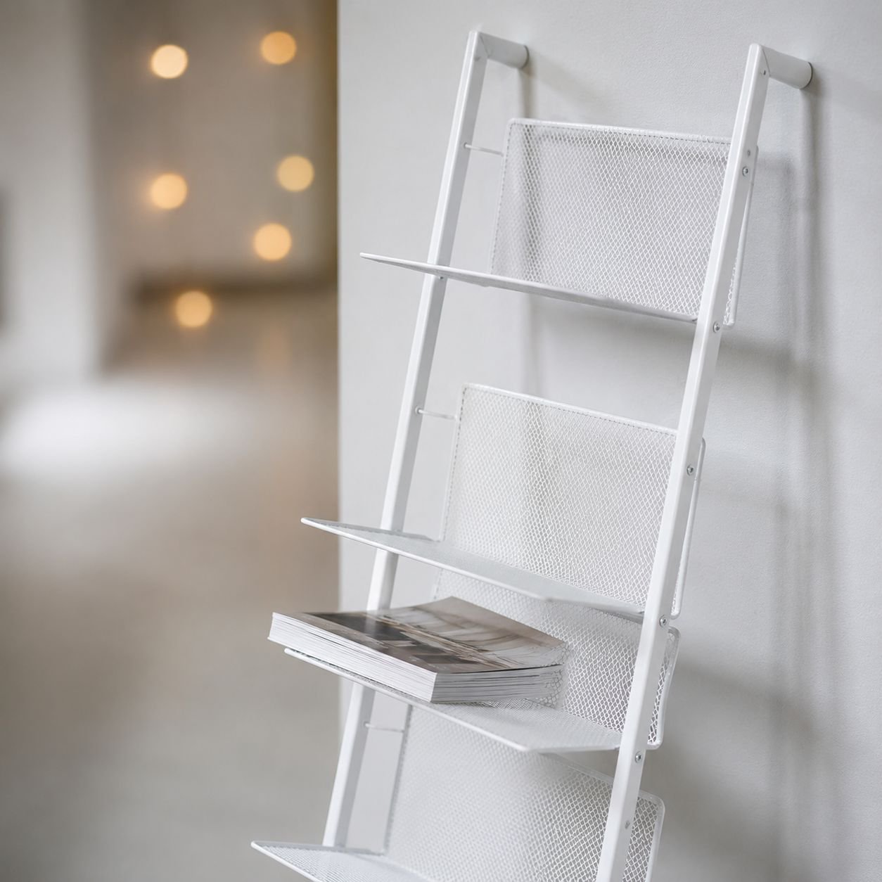 Freestanding magazine display rack for home or office