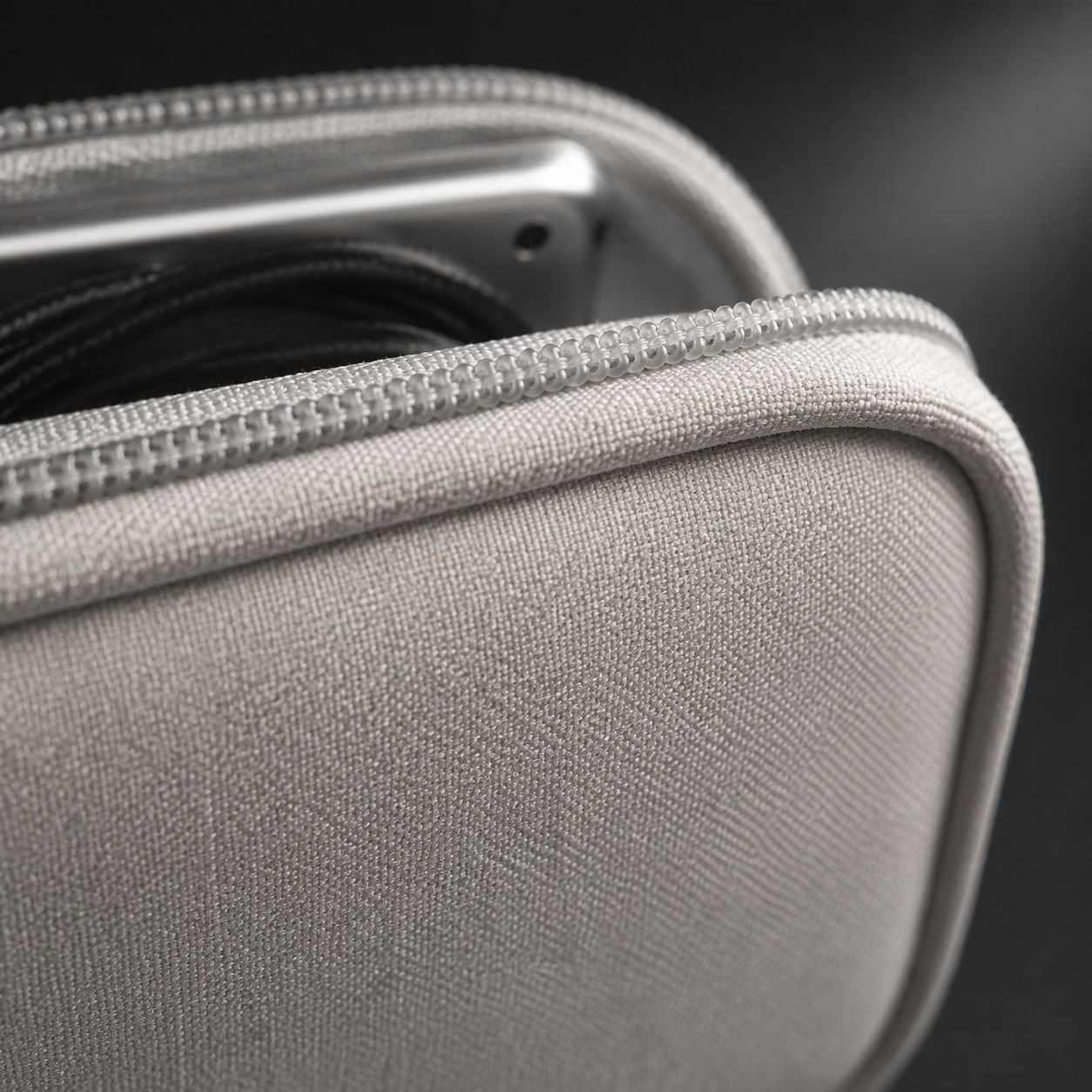 Easy-to-carry digital gadget organizer with handle
