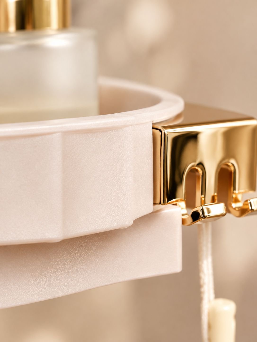 Dreieckiges wandmontiertes Regal im Badezimmer