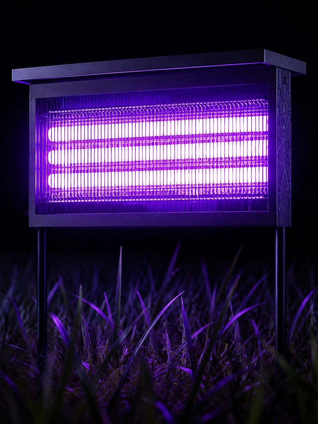 Detalle de la lámpara solar impermeable encendida bajo la lluvia