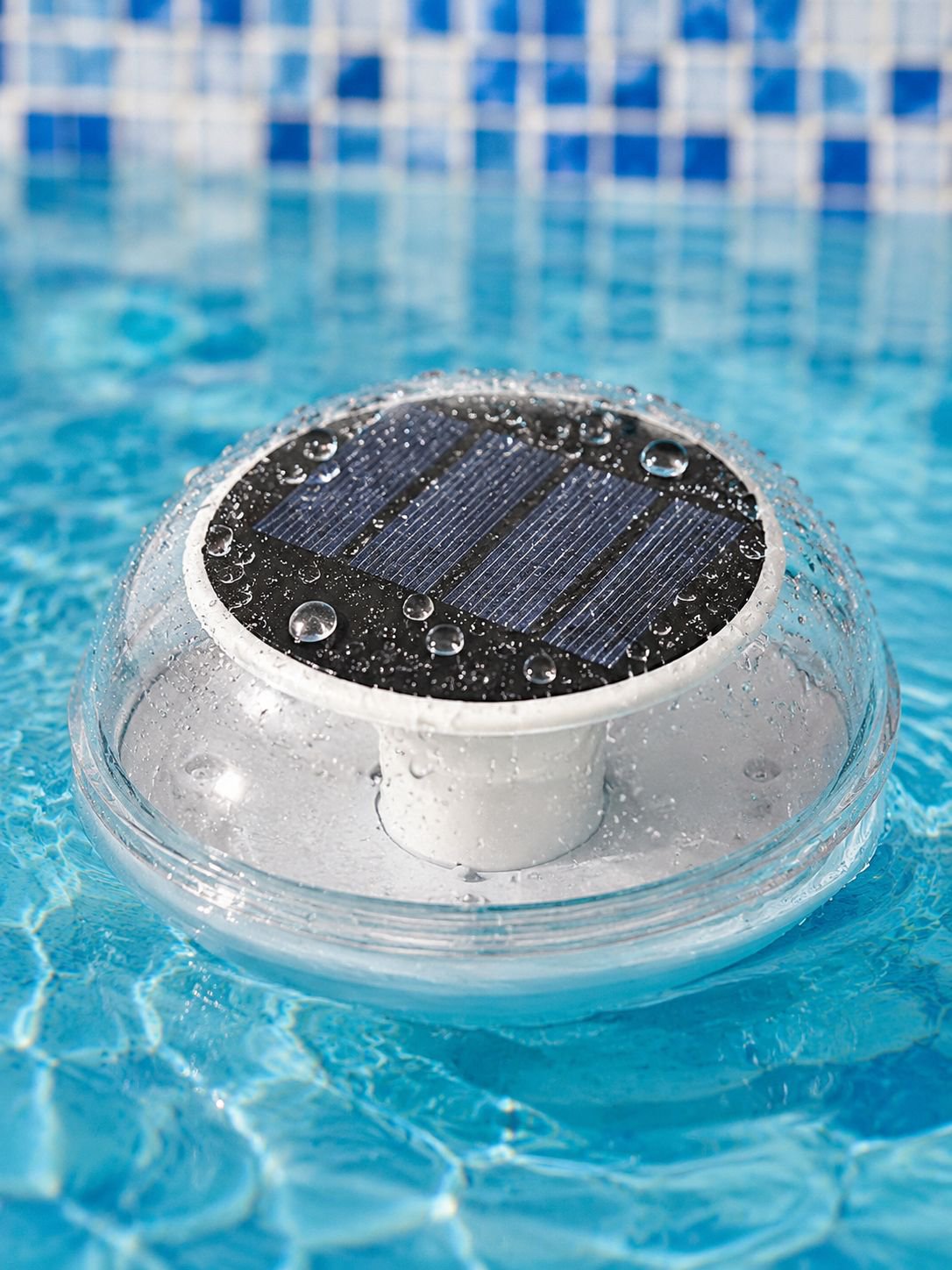 Luces solares impermeables flotando en el agua