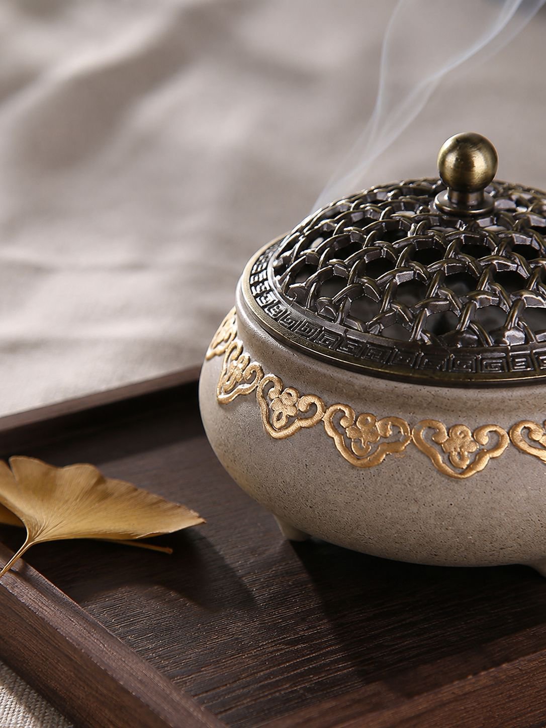 Poêle trépied Xiangyun en céramique dorée style antique pour brûler l'encens
