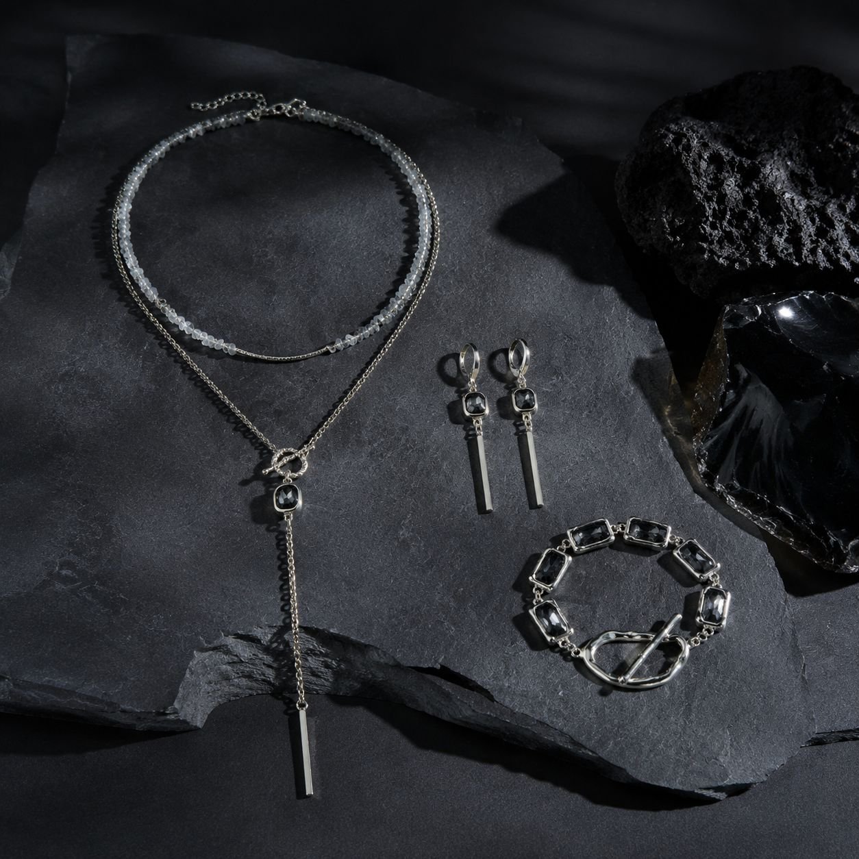 Collar de diamantes negros cuadrado con diseño geométrico, estilo oscuro y minimalista para mujer