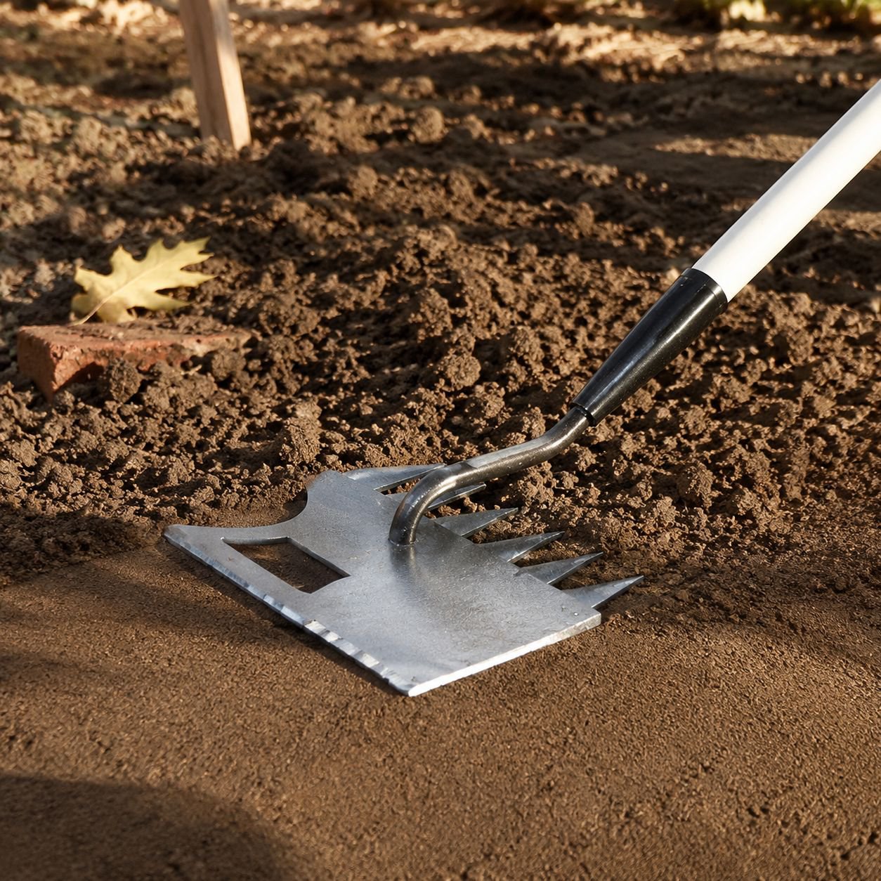 Azada multifuncional para eliminar malezas en el campo