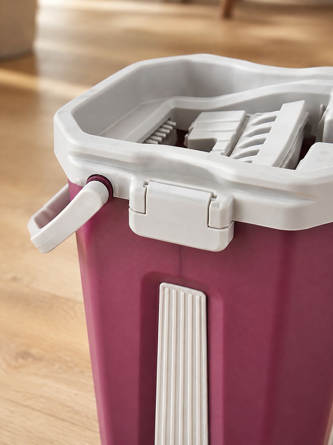 Flat mop for tile, laminate, and wooden floors
