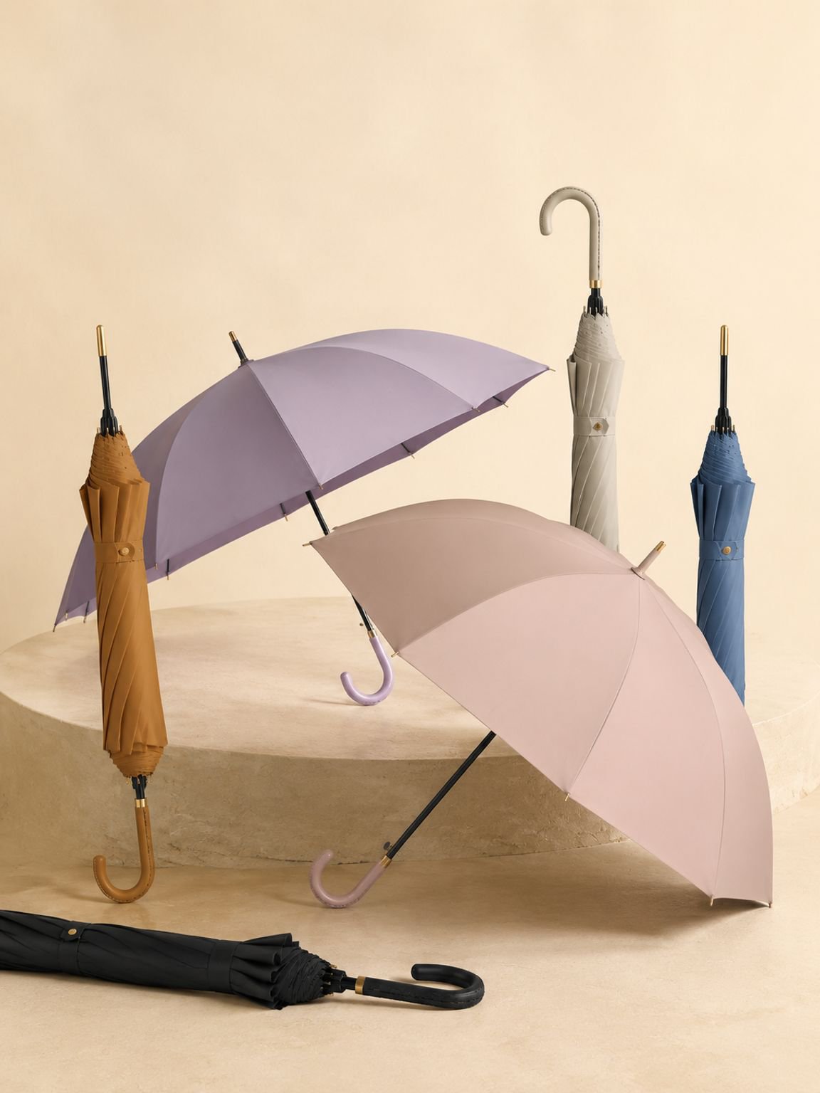 Leather-look hook handle and straight shaft umbrella detail