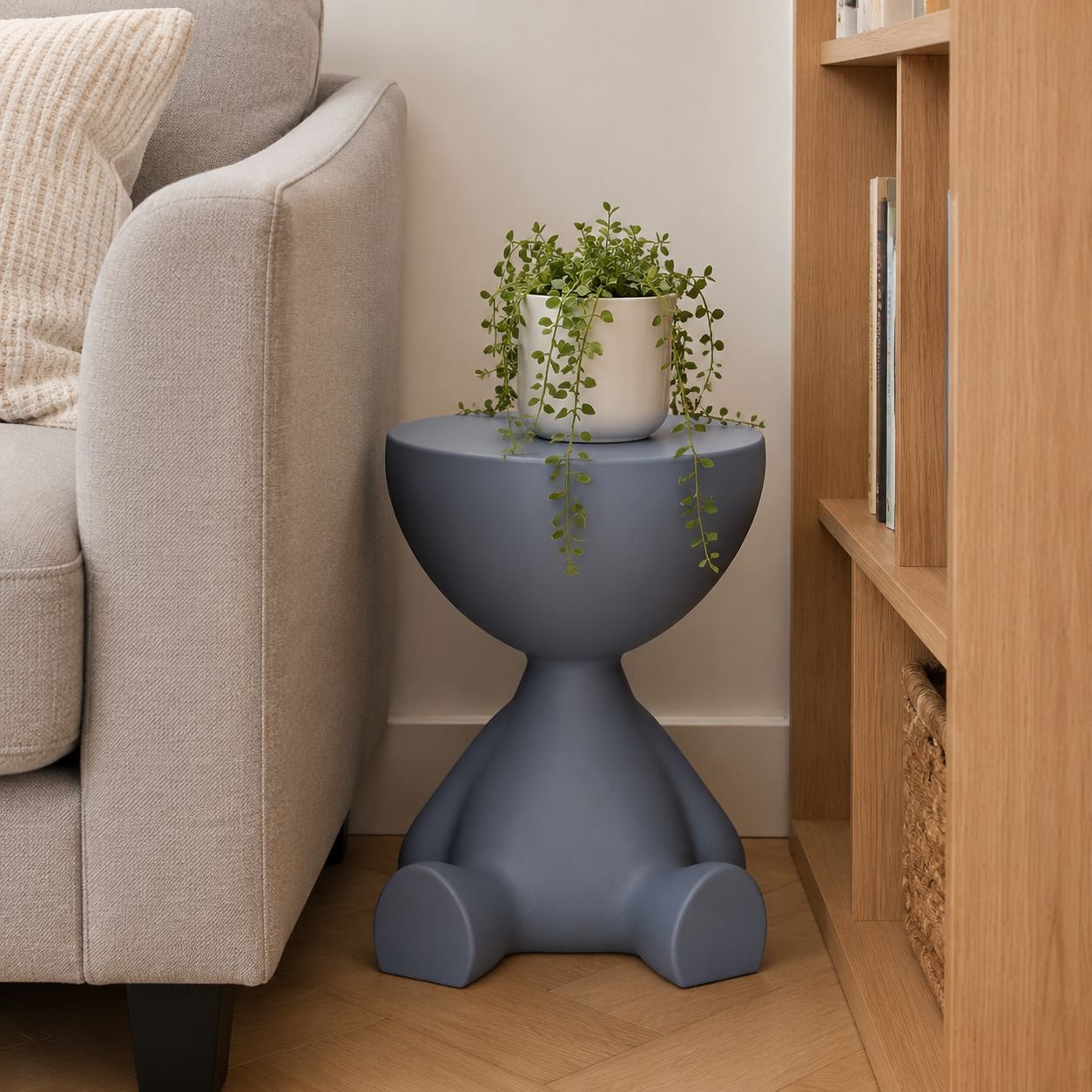 Beweglicher Mini Beistelltisch im Schlafzimmer
