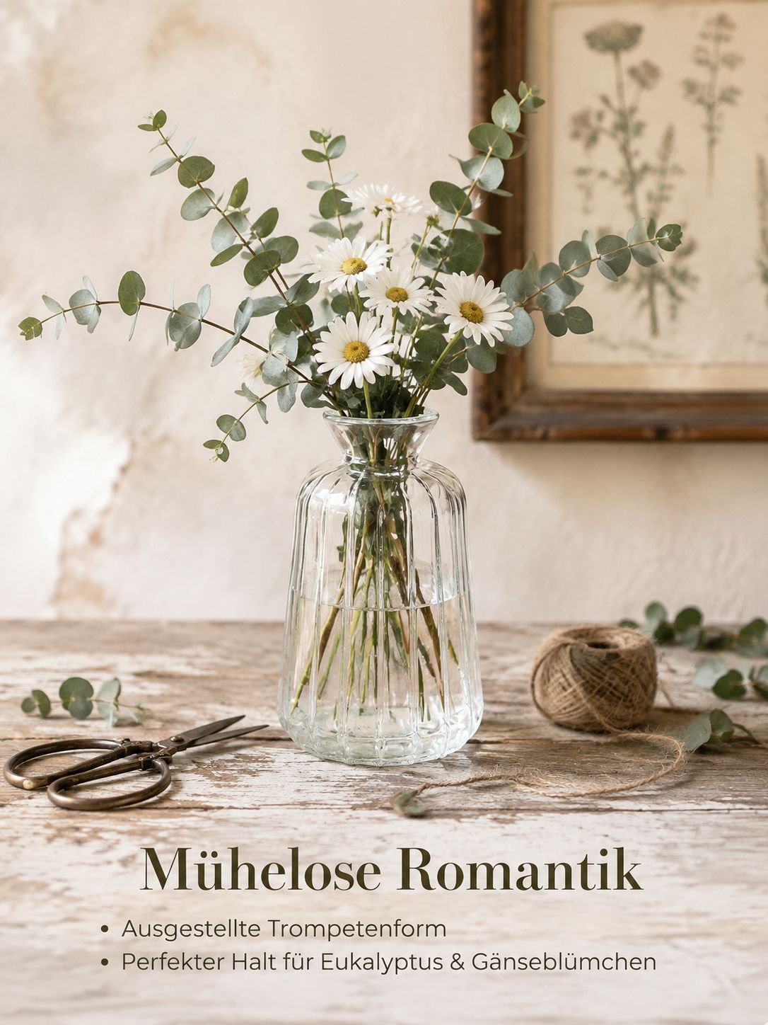 Tischvase aus transparentem geprägtem Glas mit Blumenarrangement