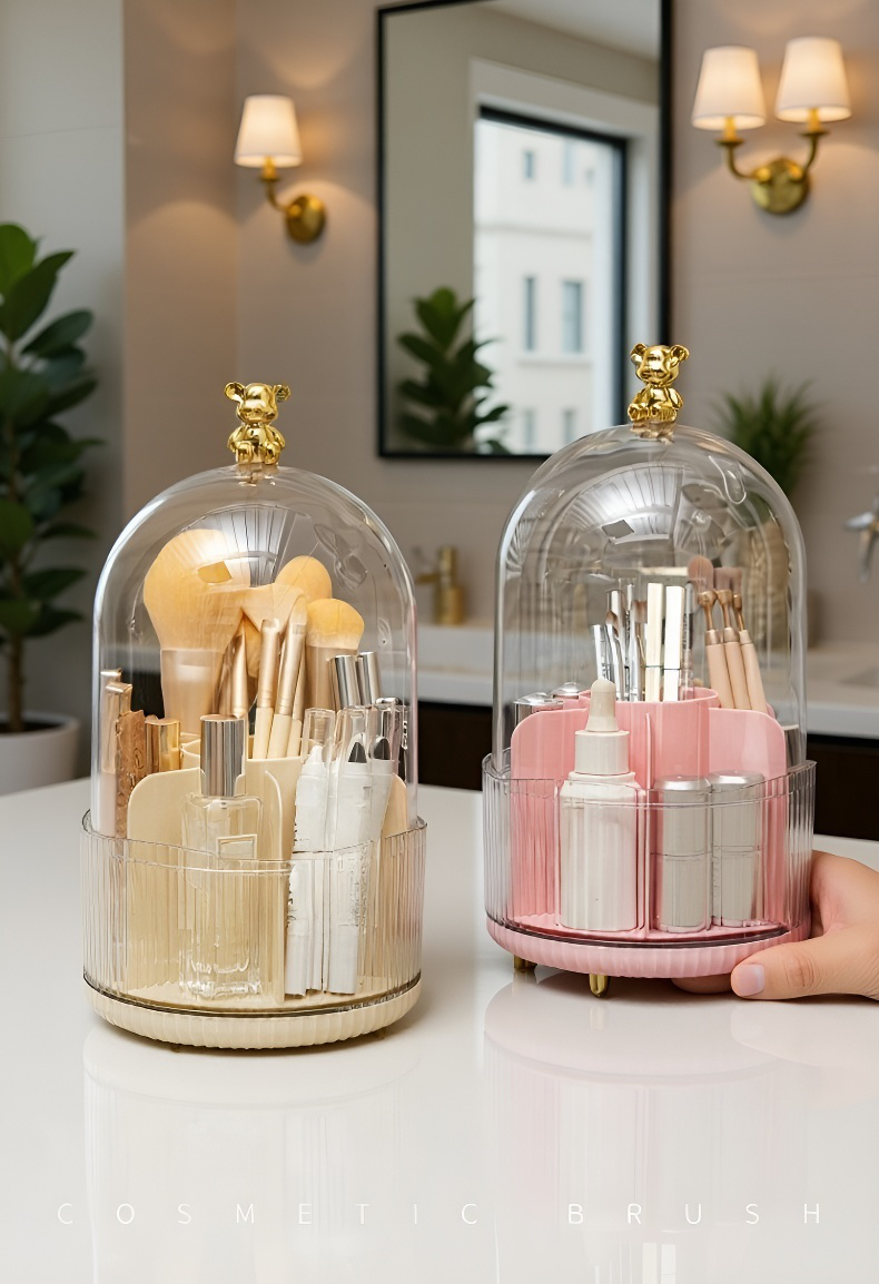 책상 위 깔끔하게 정리된 화장품 수납함