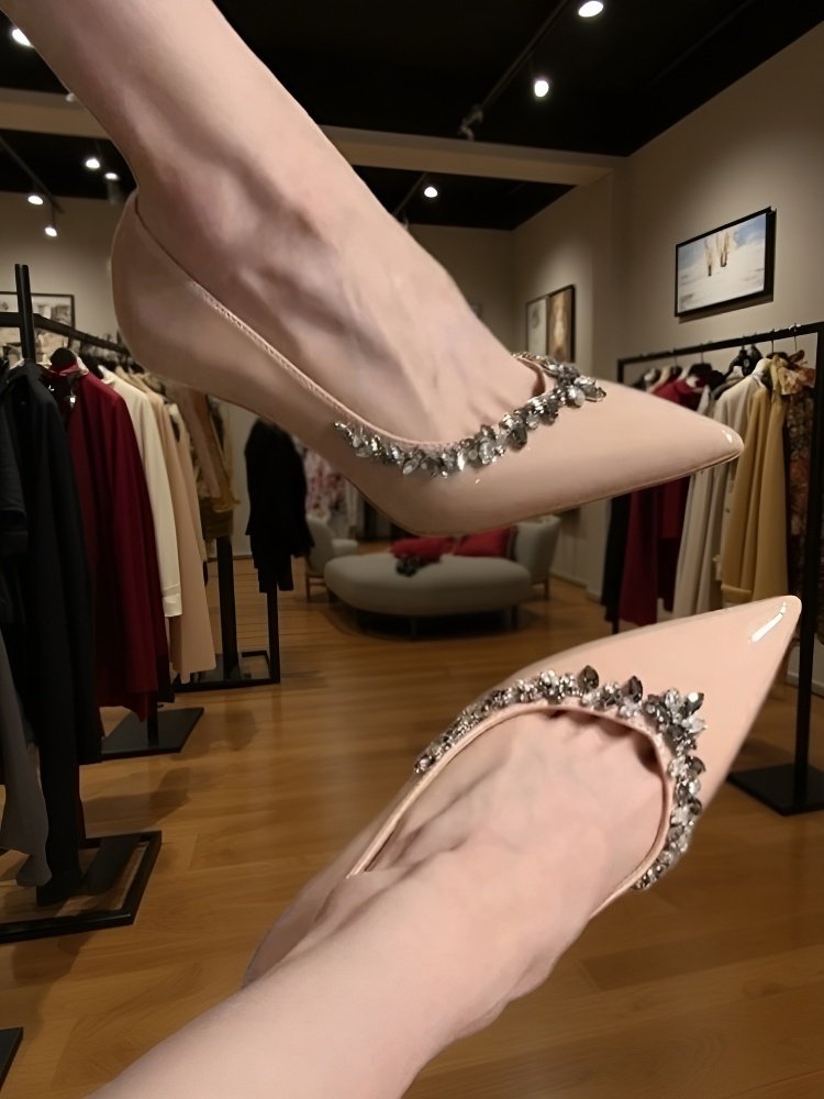 تصميم فاخر لحذاء نسائي بكعب رفيع