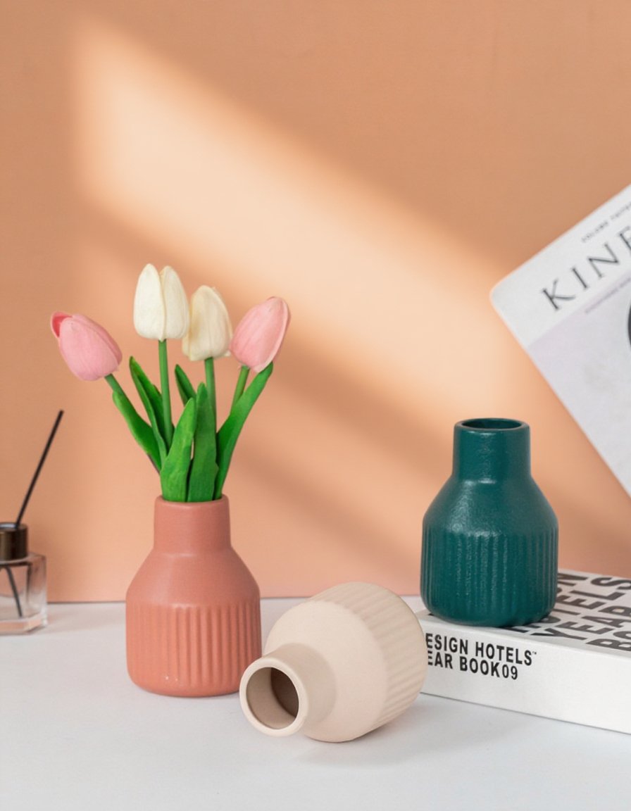 Originální černobílá a oranžová váza do obývacího pokoje