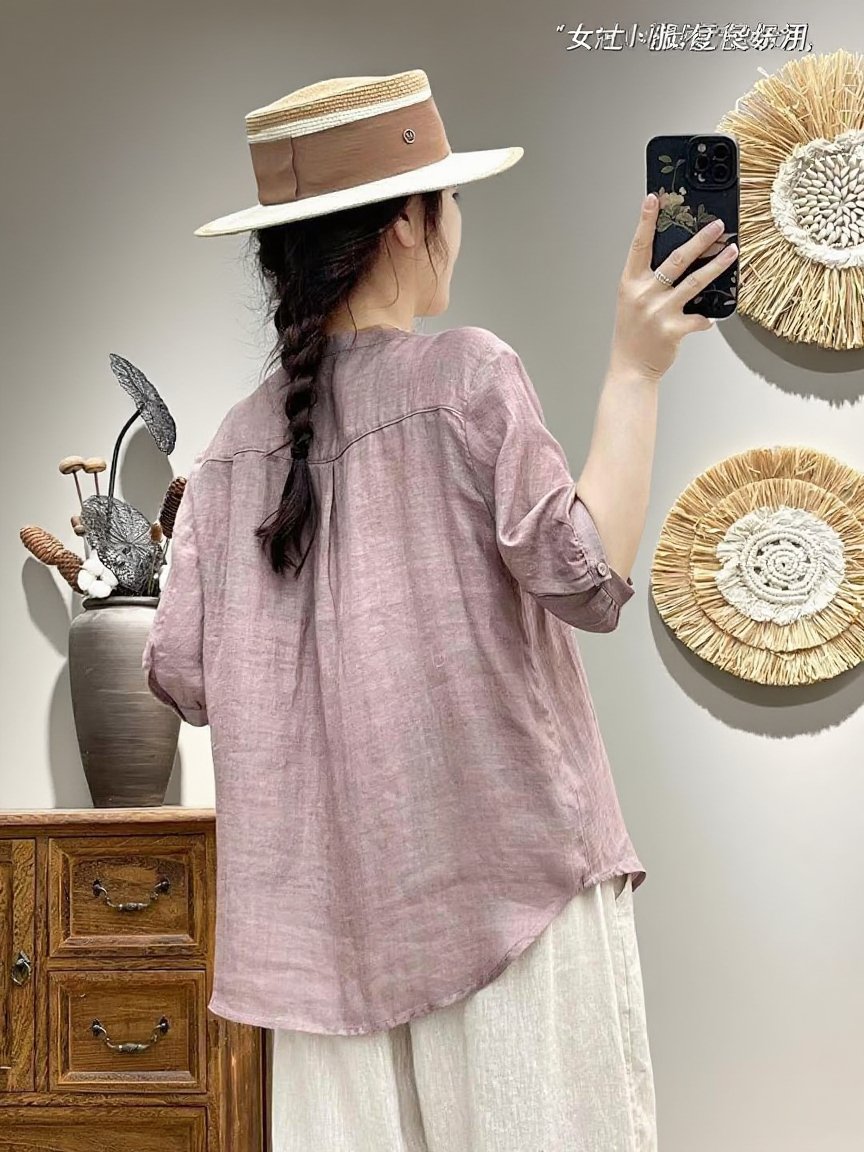 시원한 소재의 브이넥 반팔 셔츠 디테일