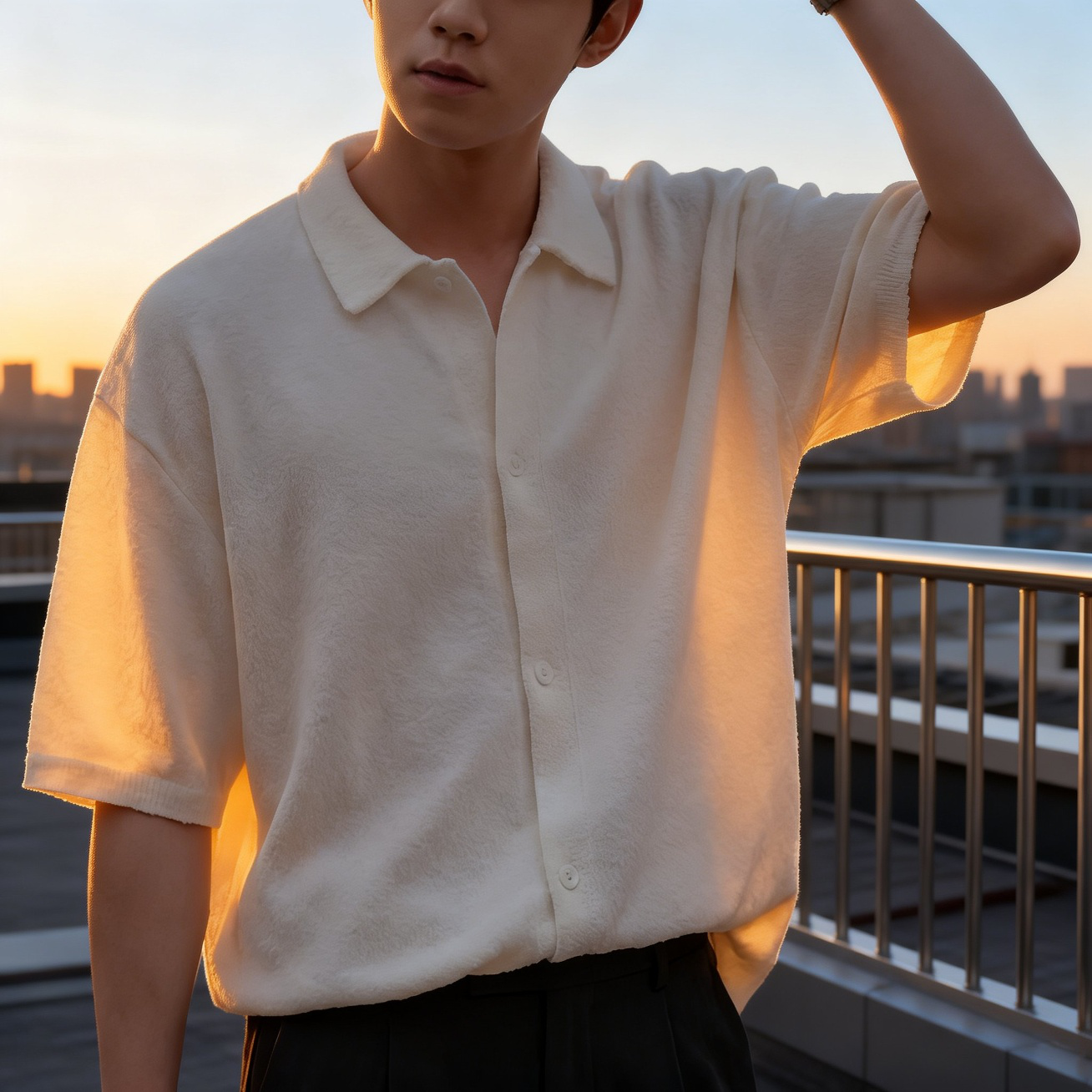 ゆったりシルエットを着た男性モデル