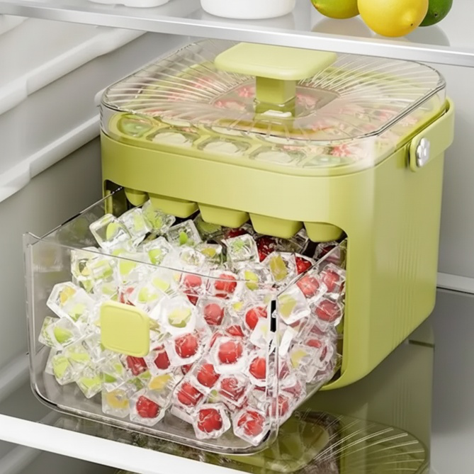 カクテルグラスとアイスキューブの組み合わせ