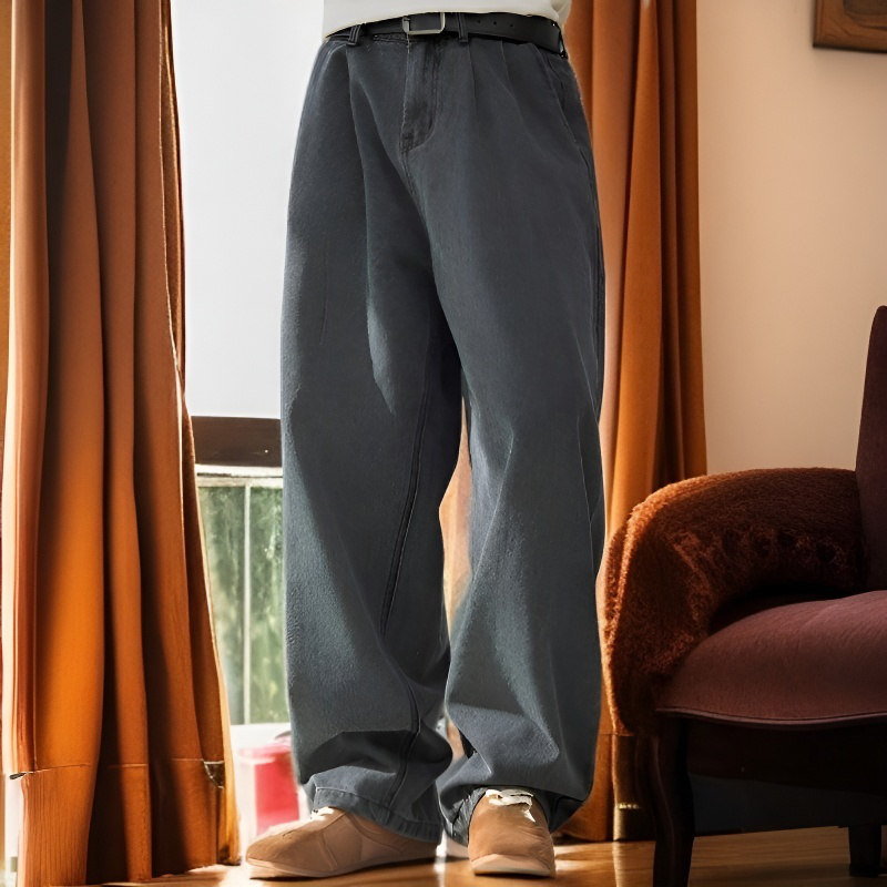 おしゃれな男性がジーンズを履いている写真