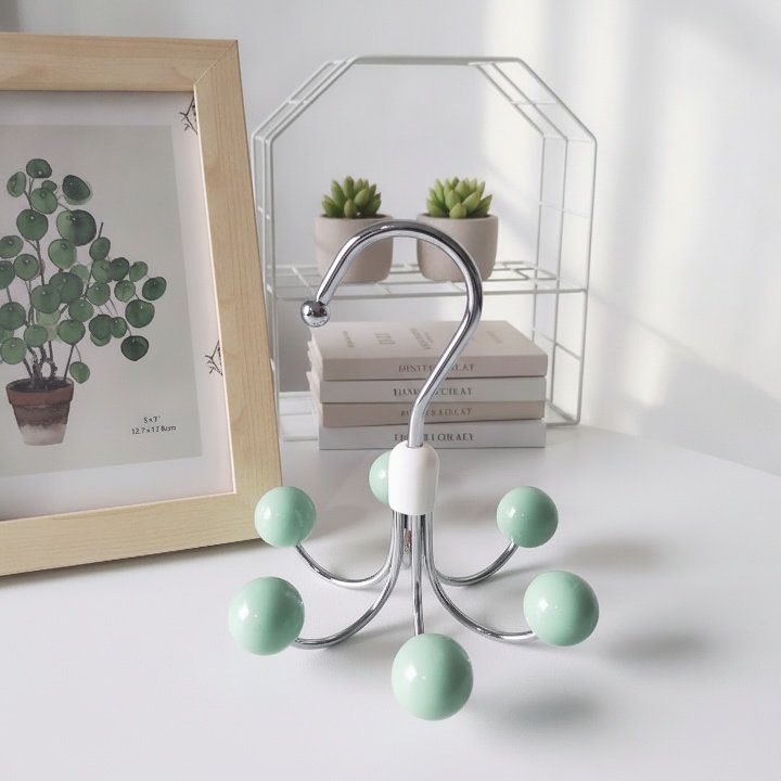 Closeup of 6-claw rotating hook organizer holding utensils