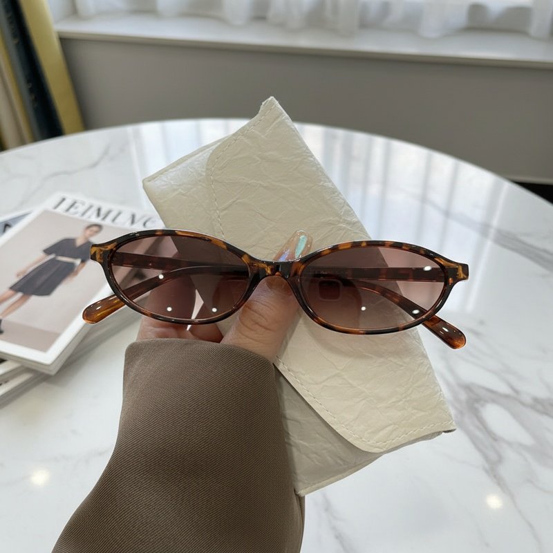 Lunettes de soleil femme à la mode, design épuré